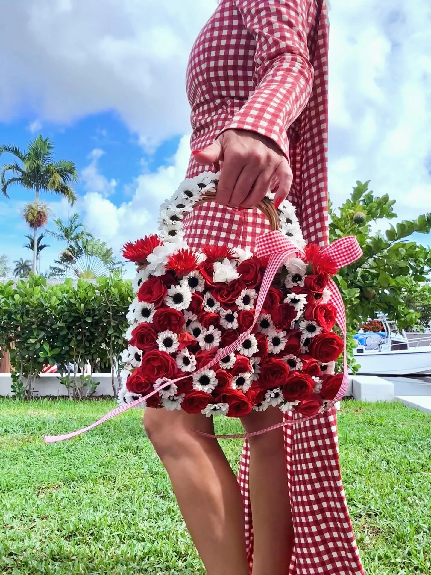 If lost, return to the nearest lemonade stand. #tablecloth #gingham #subtle #understated #floraldesigner #flowerpurse #flowers