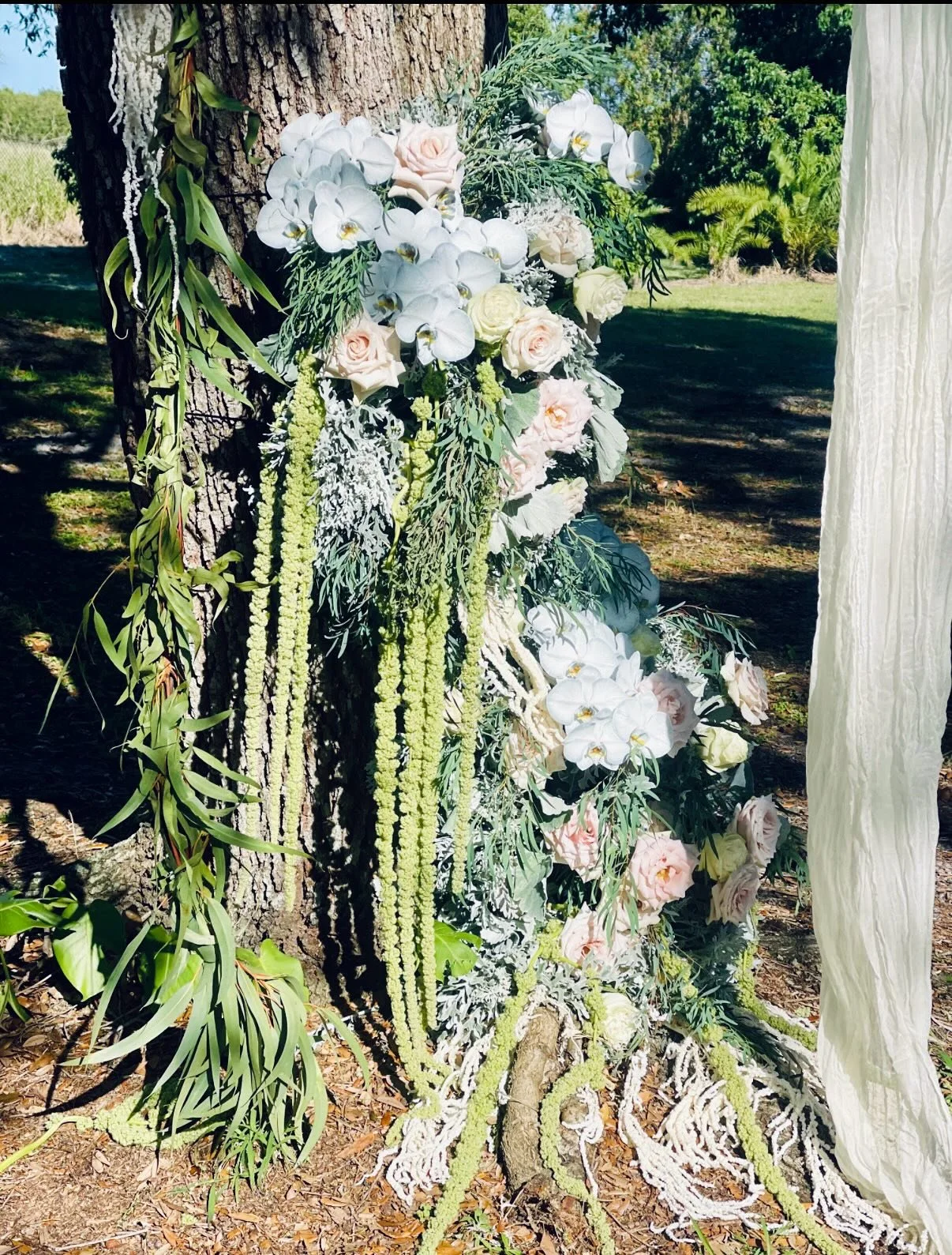 An altar that feels less like a backdrop and more like a fairytale✨ &hellip;love isn&rsquo;t cookie cutter and your wedding backdrop shouldn&rsquo;t be either!