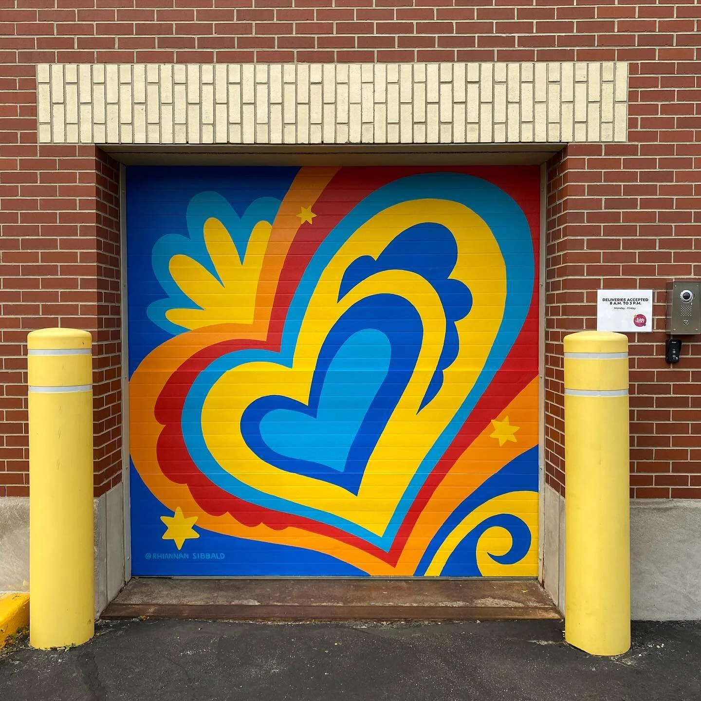 Today I’m letting this heart mural have the spotlight it deserves. I’ve been in love with this primary color palette lately. 💙💛❤️🧡
@mural.mania @sjcpl 
#southbend #muralmania #murals #publicart #artist #illustrator