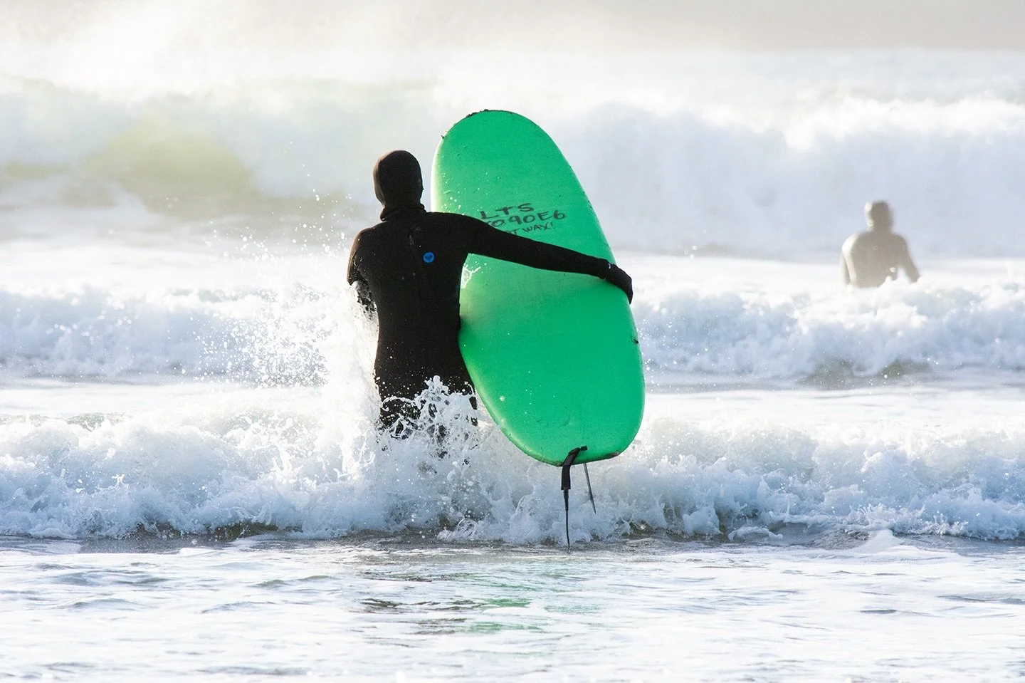 In true West Coast style, @adrianne.erdman (photographed) surfed and downhill skied all in one week. Talk about living life to the fullest! I loved capturing this beach photo of her in Tofino in natural light charging into the waves. 🌊 

#vancouveri