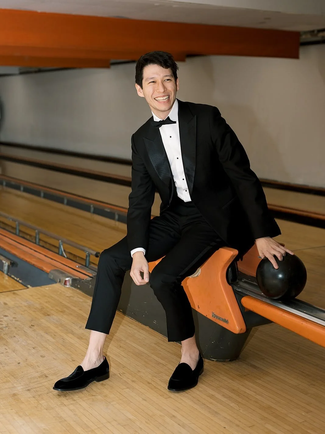 Ezra got out the pre-wedding jitters with a bowling session with all of his groomsmen! Such a great way to spend time together and I loved using this vintage alley as a backdrop for some groom portraits! @ezralieblich 
.
.
.
Venue: @nhccmanhasset
Pla