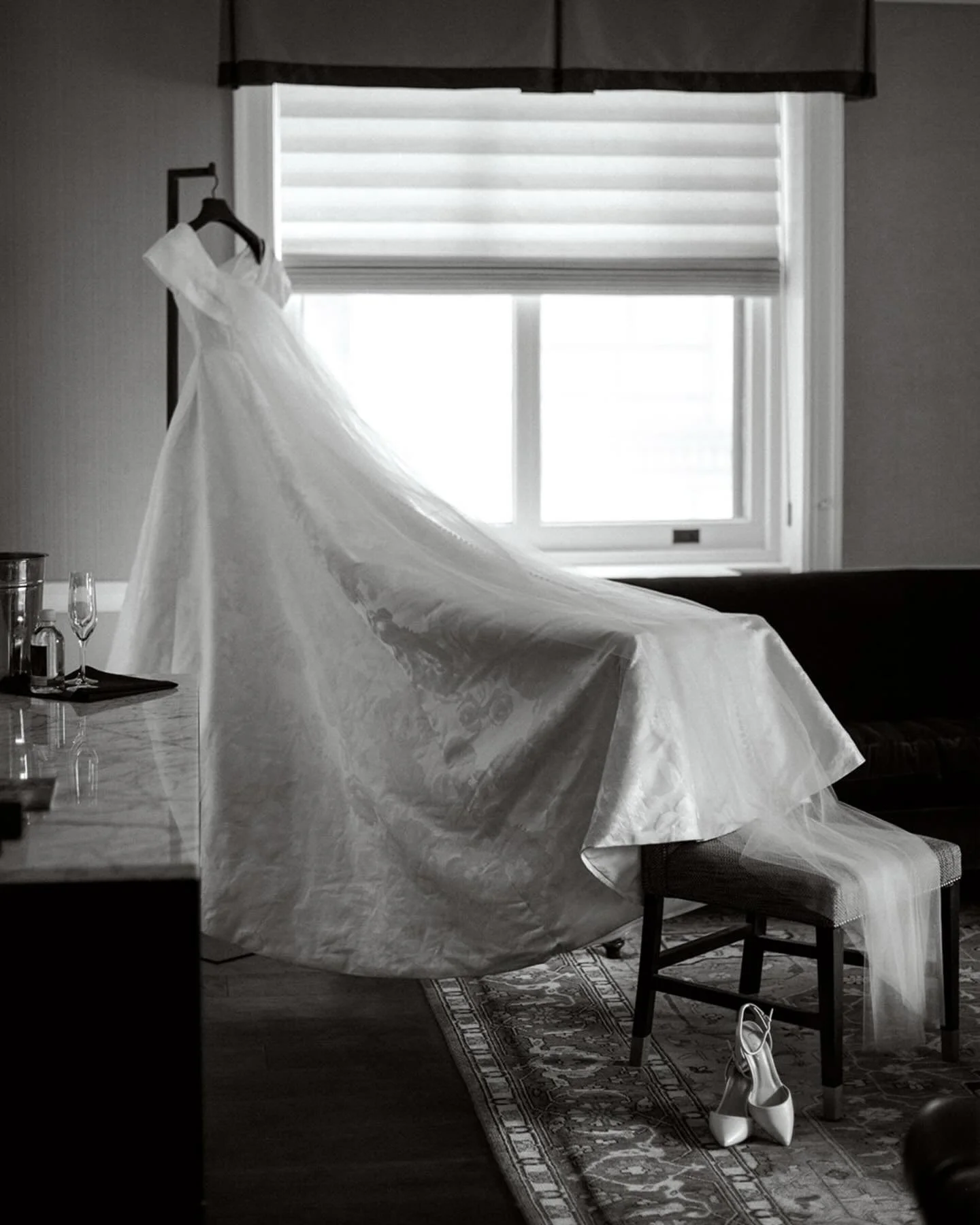 A few quiet, beautiful moments from the beginning of Cate &amp; Mike&rsquo;s day&hellip; 
@catetizzano @mikefornaro 

Gown: @justinalexander 
Flowers: @designsbylindaweddingflorist 
Hair and makeup: @glossstudio.bridal 
Video: @yourstrulymedia 
DJ @r