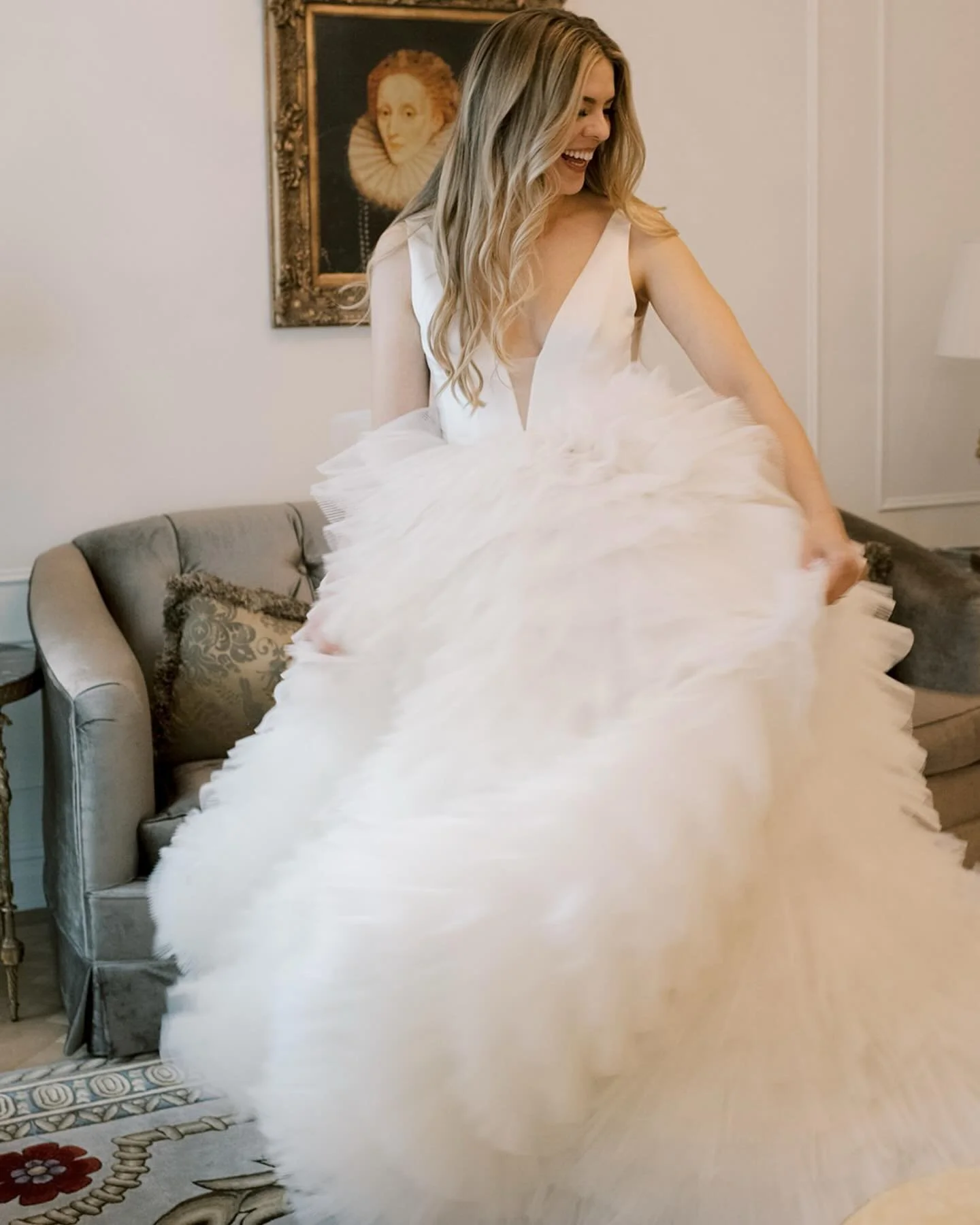 One thing I love about this image is the contrast between the portrait that I&rsquo;m taking of this bride with the one that&rsquo;s on the wall. One that&rsquo;s austere and the other fun! 😜 @kelseykazmierczak @tomdlamothe 
.
.
.
Gown: @ritavinieri