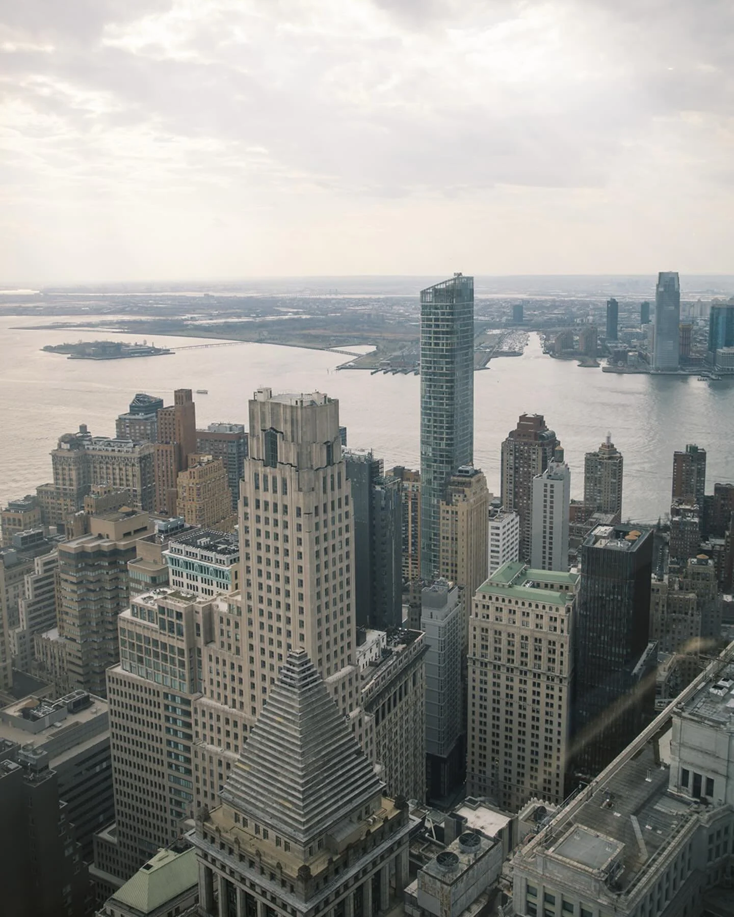 Cloudy days are for lovers. ☁️🌧️🤍
.
.
.
Gown: @daniellefrankelbride @daniellefrankelstudio 
Shoes: @bellabelleshoes 
Hair and makeup: @tatianalimua 
Florist: @damselfly.designs 
Venue: @manhatta_nyc 
Band: @atomicfunkproject 
Cake: @anntremet 
#nyc
