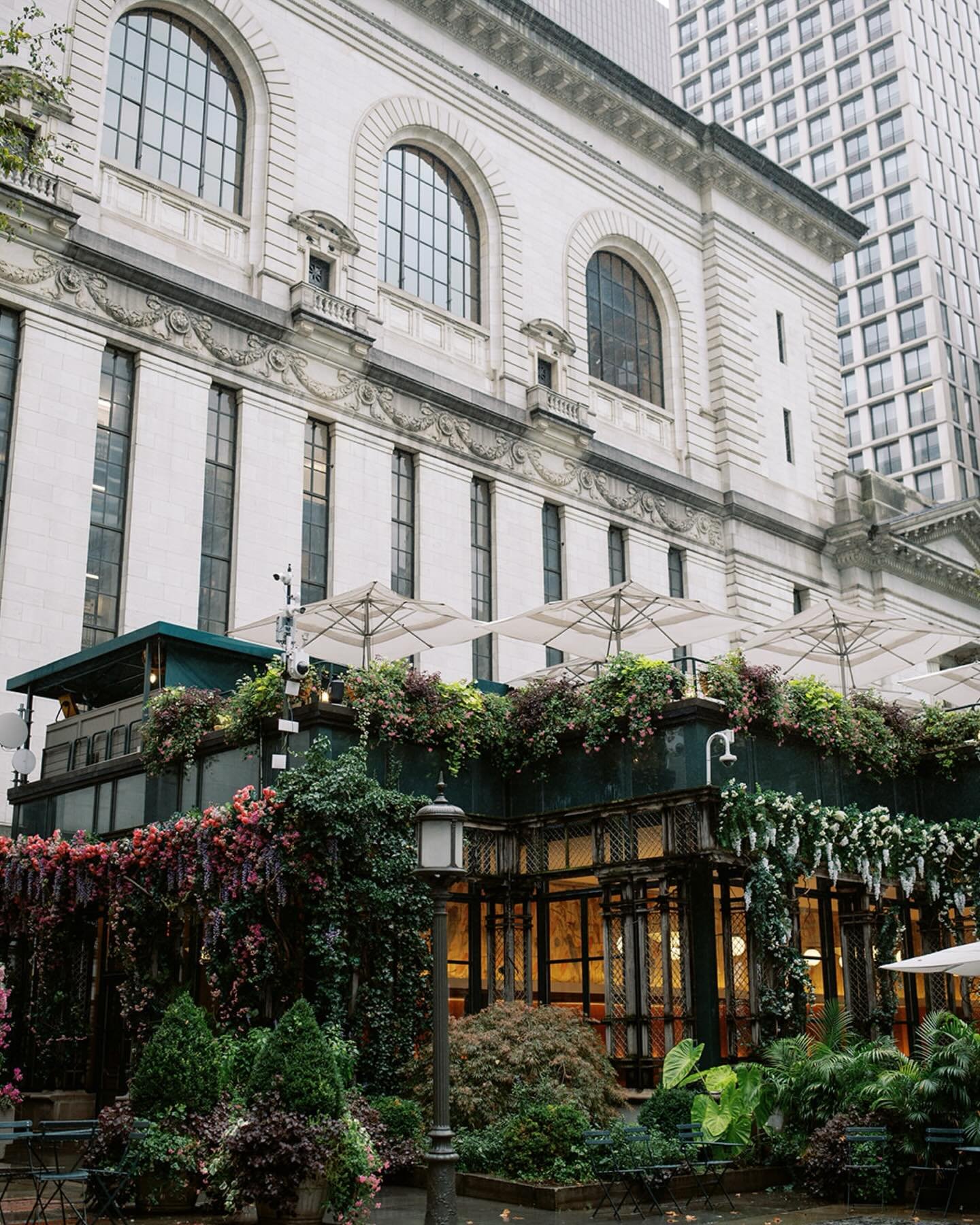 The Bryant Park Grill knows how to show off in the summertime. @juliaahoang_ @jackson.pei 
.
.
Venue: @bryantparkgrill @bryantparknyc 
Florist: @fieldtripflowers 
Gown: @jennyyoonyc 
Video: @thestudioyen
