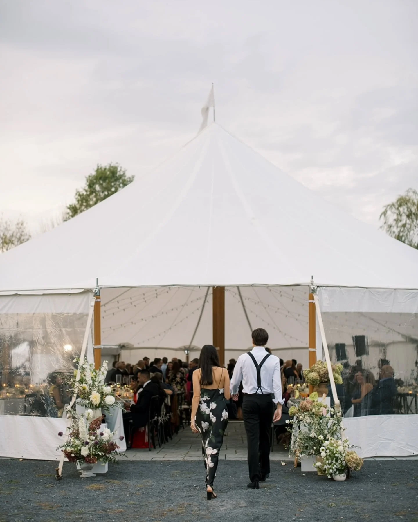 Getting ready for cooler nights with outdoor weddings and florals that enhance the beauty of our surroundings.

Vendors:
Planner- @christoforaevents 
Venue- @scribnerslodge 
Florals- @athabold 
Band- @cafewhaentertainment 
@jimmy.birthday @kciolino