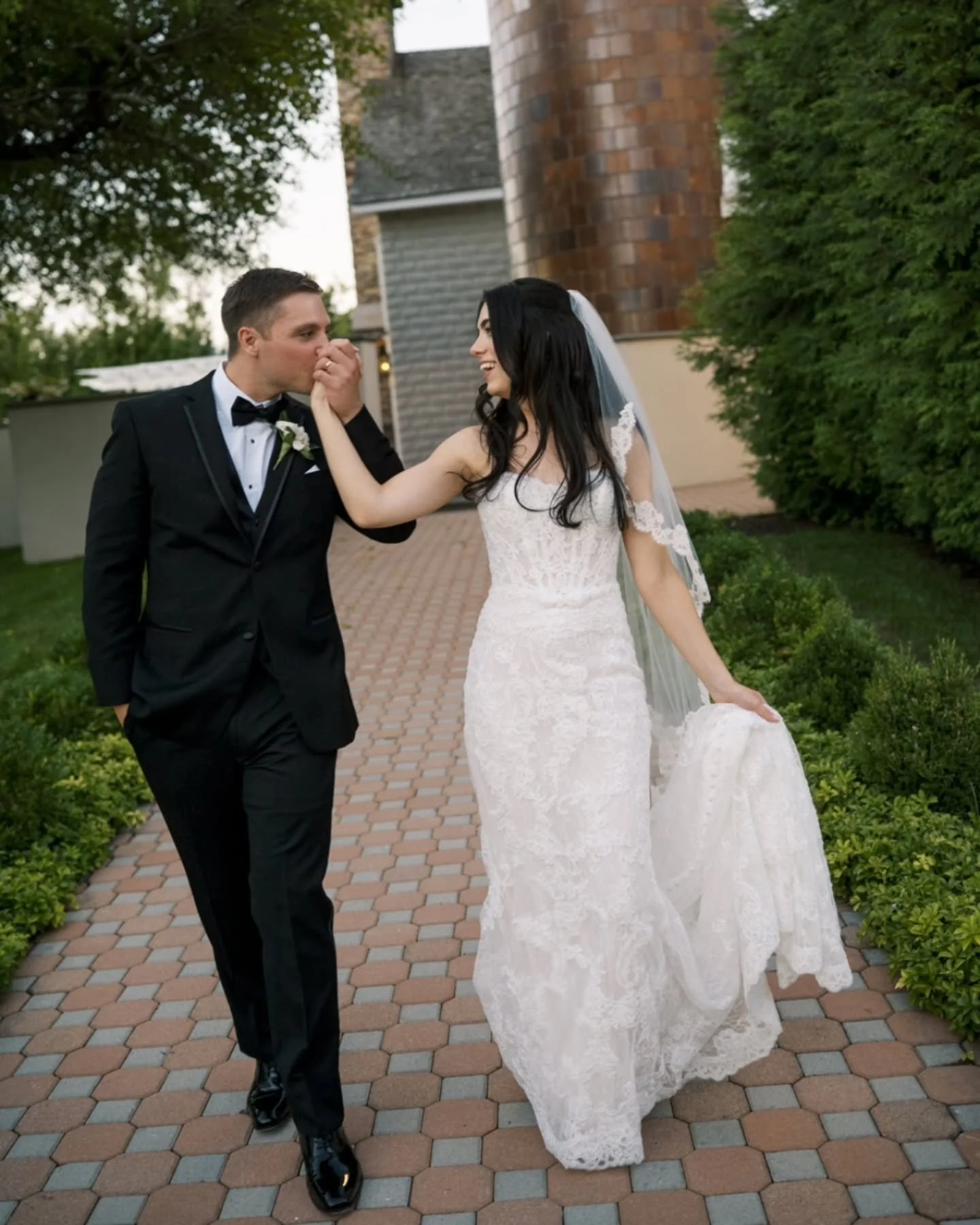 You know it's a good wedding when even the bride kicks off her shoes! I had so much fun with Jeanine and Harrison at their @therylandinn wedding earlier this month. @jeaninelurie @harry_g1101