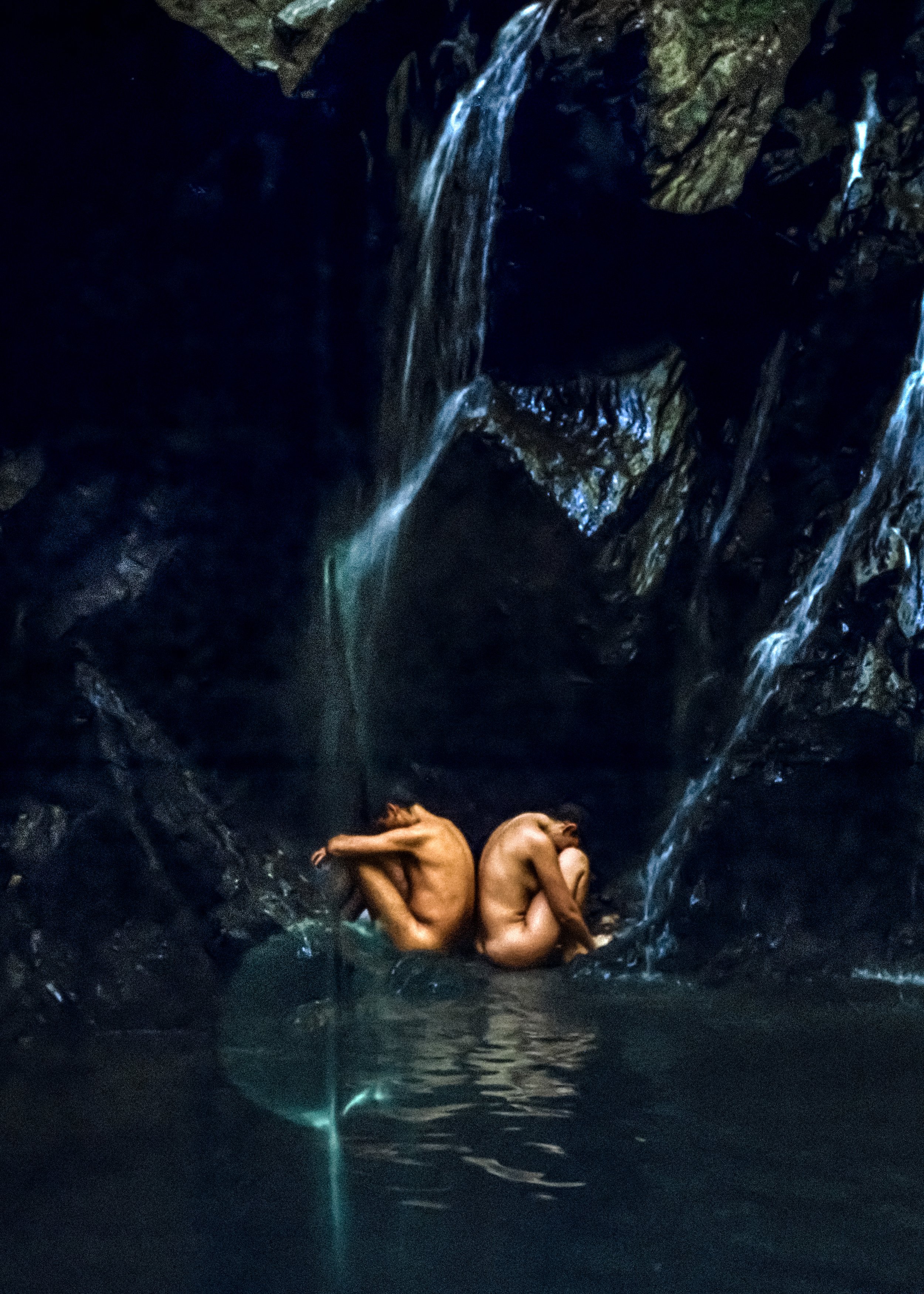 Elisa y Manuel en la cascada.jpg