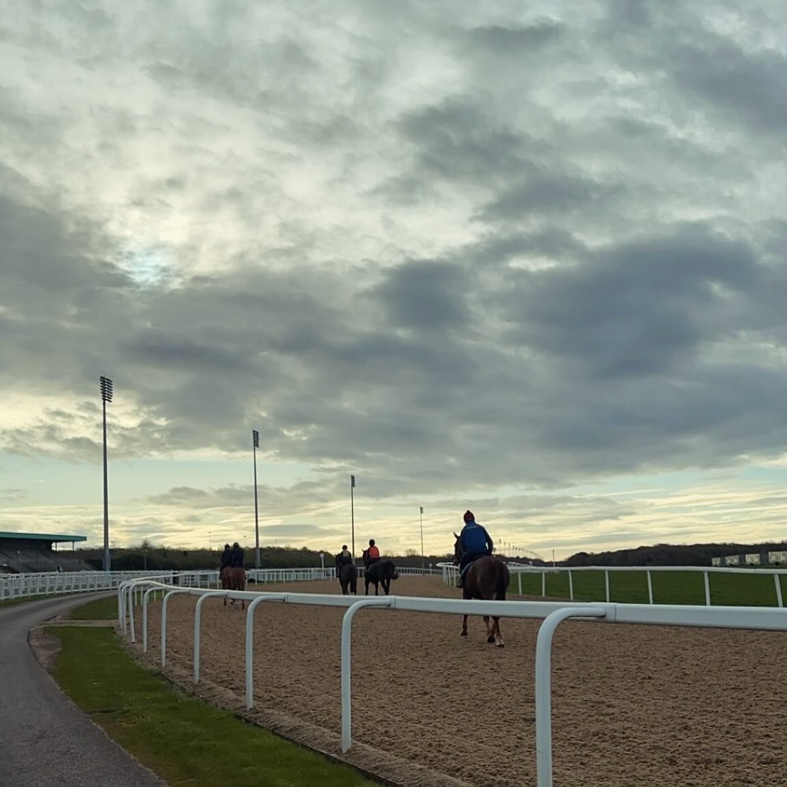 An early trip to @newcastleraces for some of the yard

🏇🏼🏇🏼🏇🏼

Gweedore- Abby
Thaki - Jake
Plink - Mary
Robbie - Abby
Big Mike - Jake