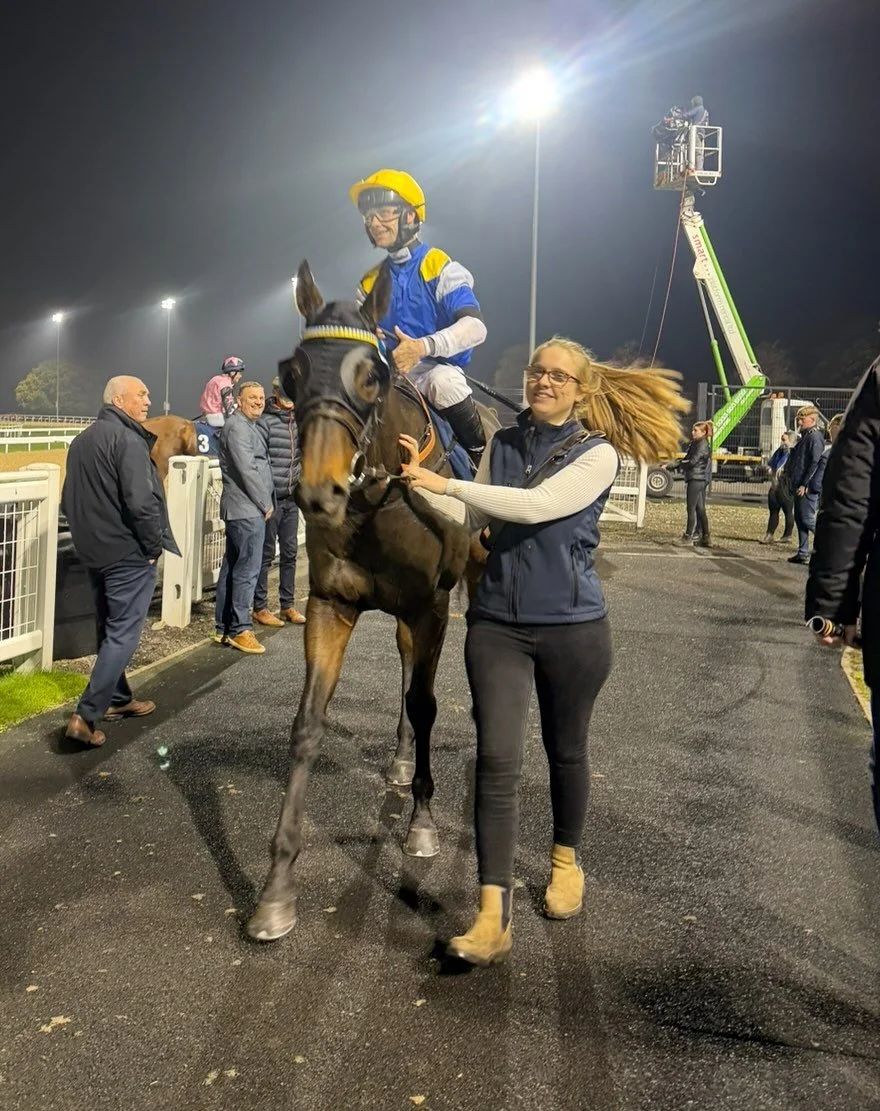 Last nights results 

Curious Rover 8th - BTO
Concert Boy 🥉🥉🥉
Yellow Lemons 7th 

Solid enough runs from all 3, Rover now heads on a well earned holiday at the end of a busy season. 

All beautifully turned out by Casey and Niamh. 

💕