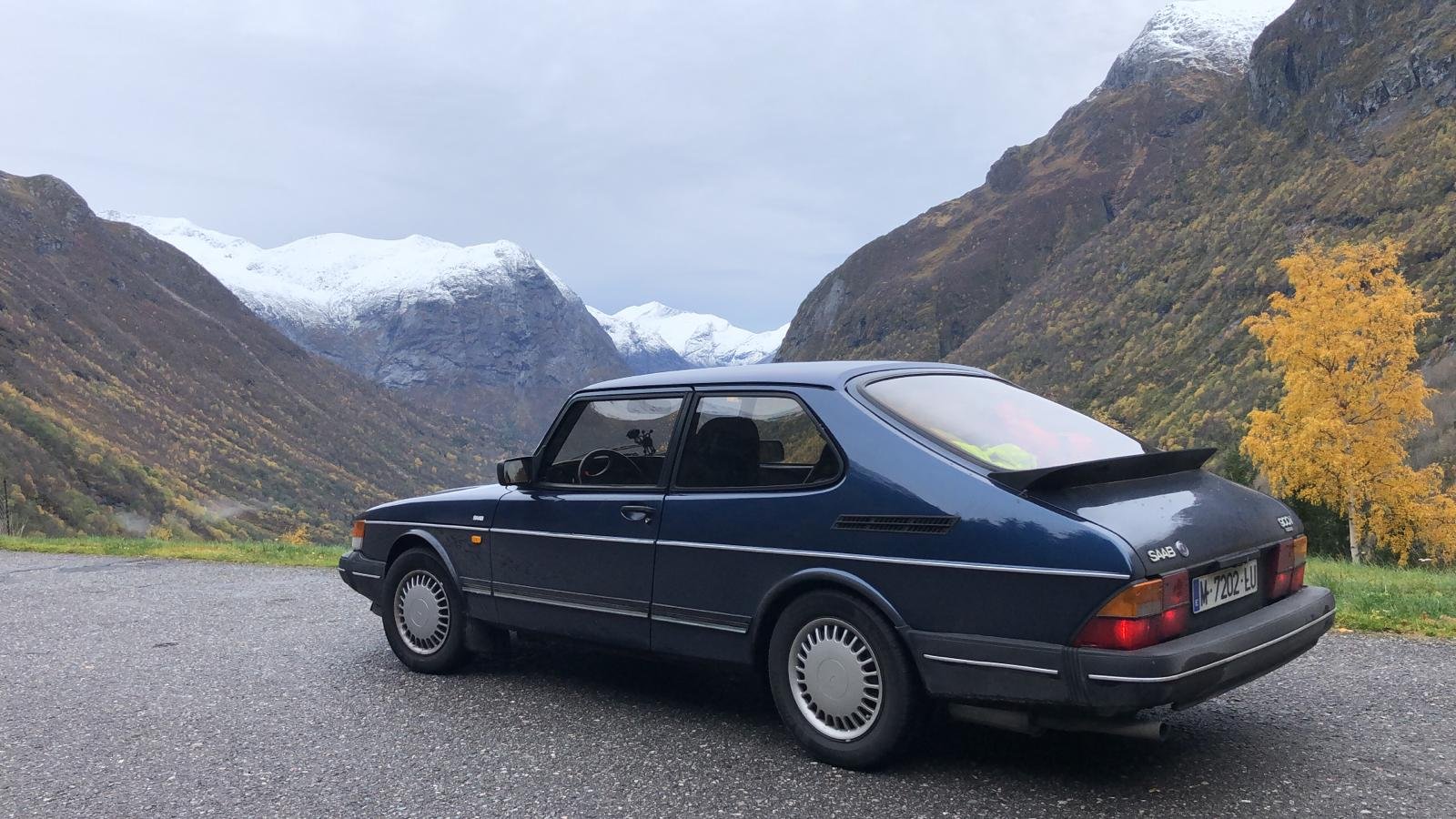 SOLD 5-Speed 1991 Saab 900