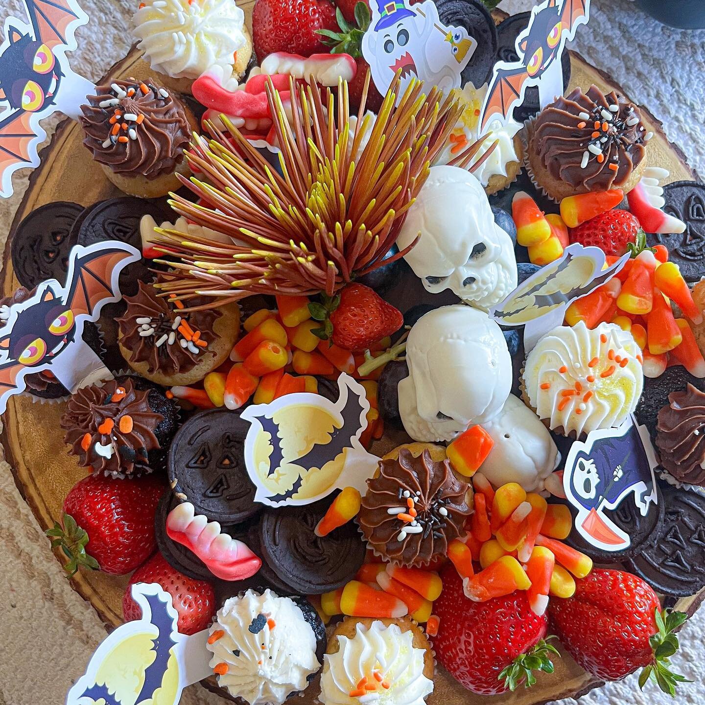 Sweet Halloween 🎃 Board 🍭 

#candy #cupcakes #sweet #sweettooth #halloween #halloweentheme #candyboard #sweetboard #yum #cute #santabarbara #california #805 #weekend #saturday
