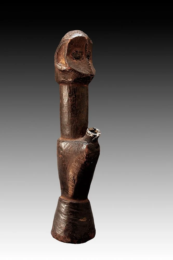 Ngbaka pipe has a cylinder shape and tapered base. www,gallerytribalart.com