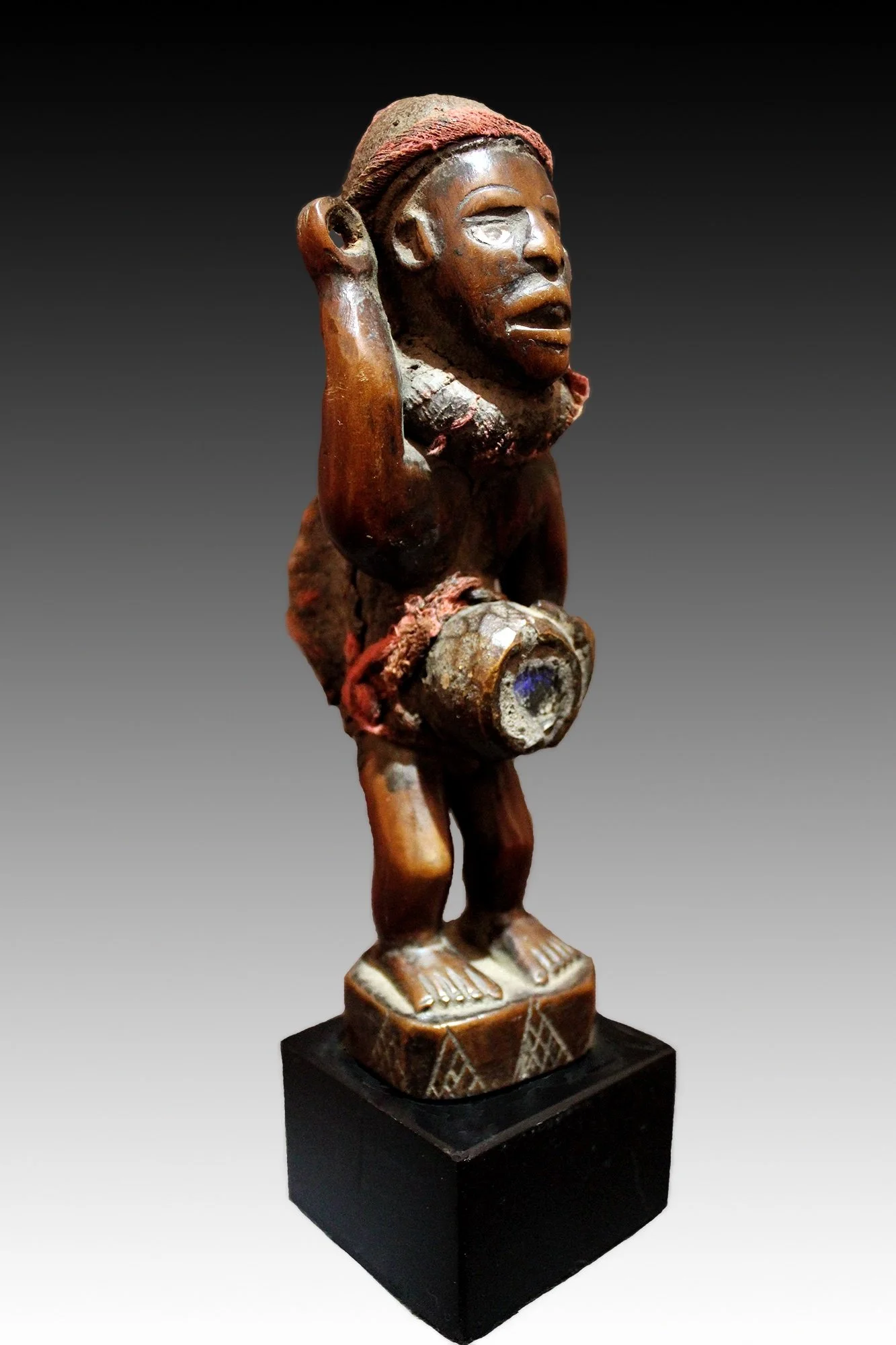 Kongo/Vili figures called “Niksi,” were used for healing, hunting, judicial disputes.  www.gallerytribalart.com