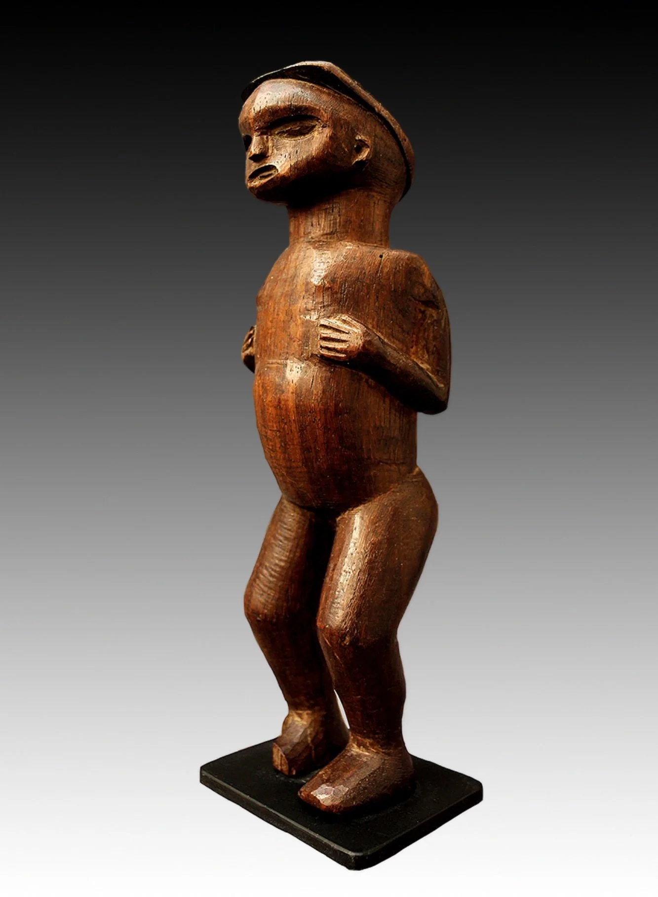 the Chokwe carved small wooden figures which belonged to individuals who used them to honor spirits.  www.gallerytribalart.com