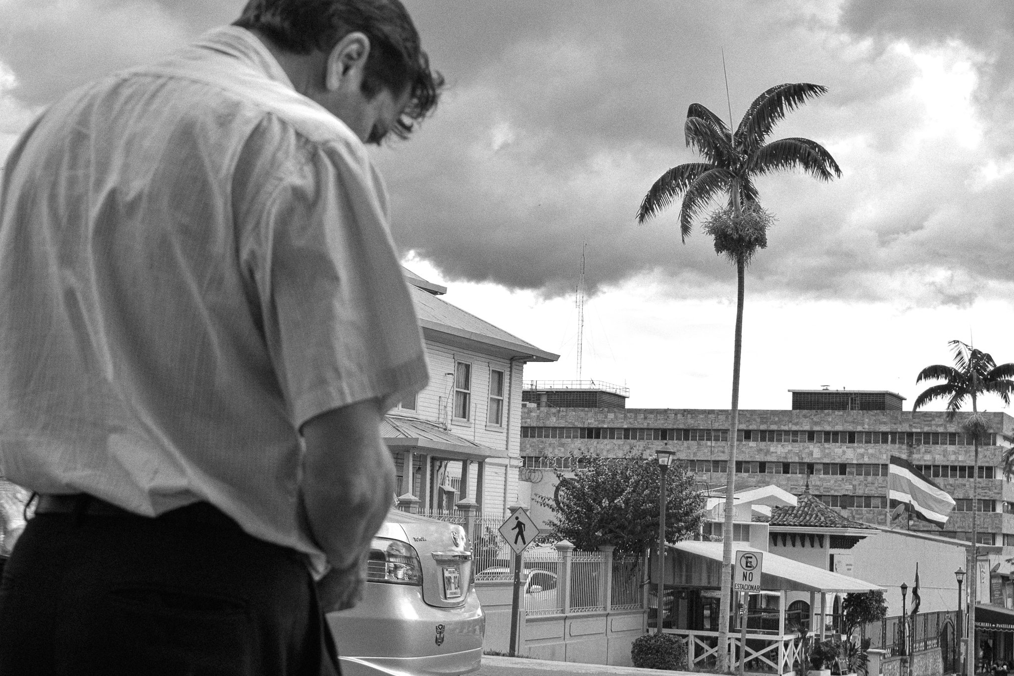 Man standing in front of the OIJ building near Cuesta de Moras in San José (SJ). The OIJ is the institution in charge of criminal investigations in Costa Rica.