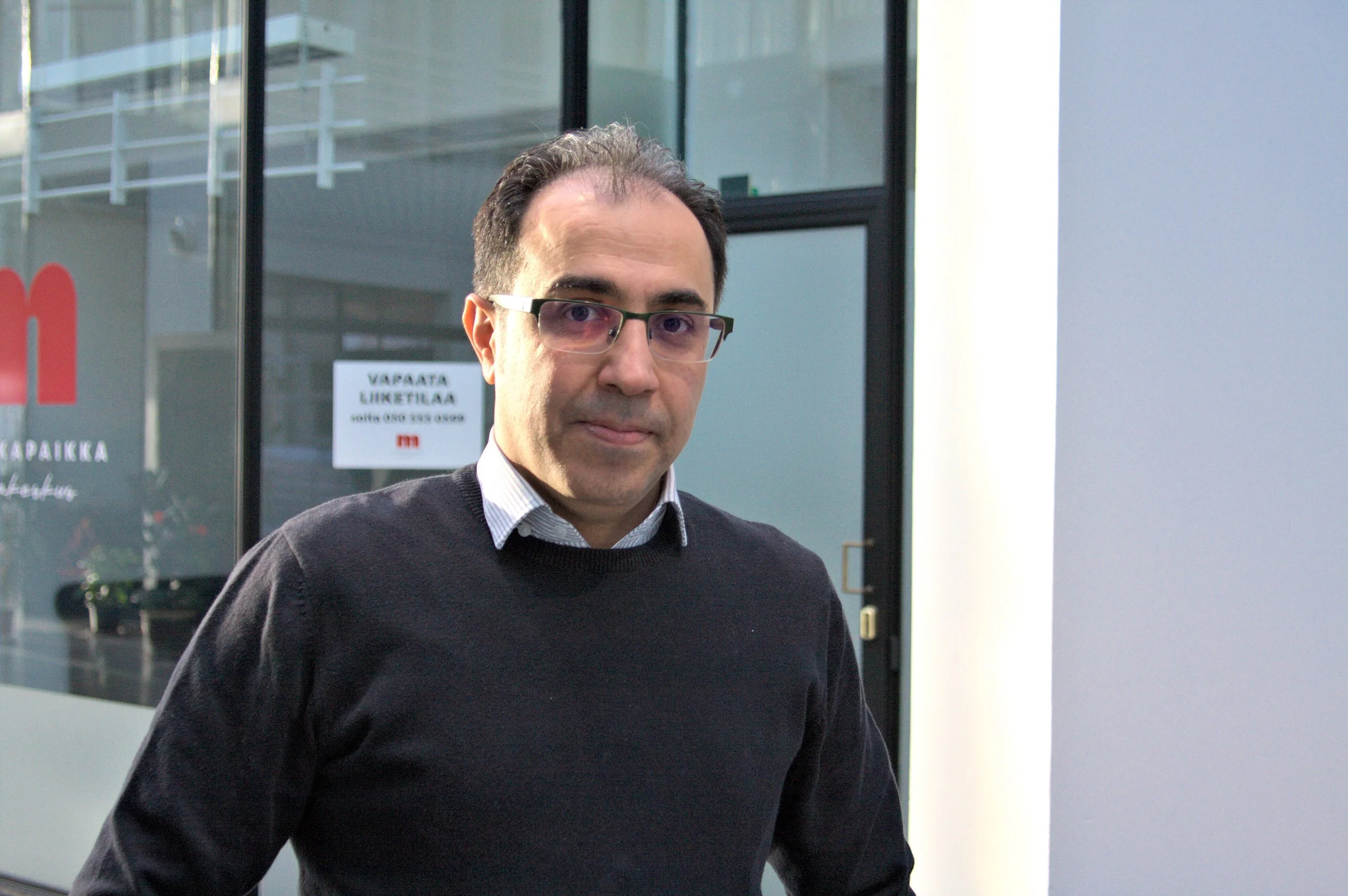 Jawad Kamiab tuli Imatralle etsimään luonnon seesteisyyttä sekä rauhallista työtahtia – Ohjelmisto- ja media-alan konkari kehittää tekoälysovelluksia Mansikkapaikan toimistolla