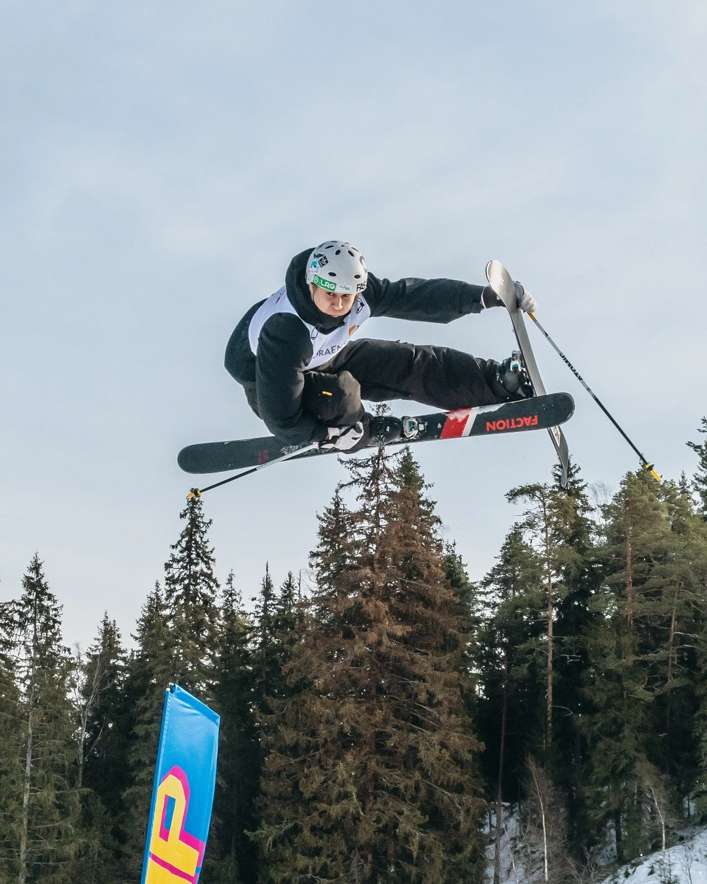 90-luvun puoliv&auml;liss&auml;, teinin&auml;, olin joka p&auml;iv&auml; Ruokolahden rinteess&auml; lumilaudan kanssa. 70 m korkeusero ja isoja unelmia. Kahvion vieress&auml; half-pipe, jota jauhettiin aamusta iltaan. Vanhempien laskijoiden joukossa 