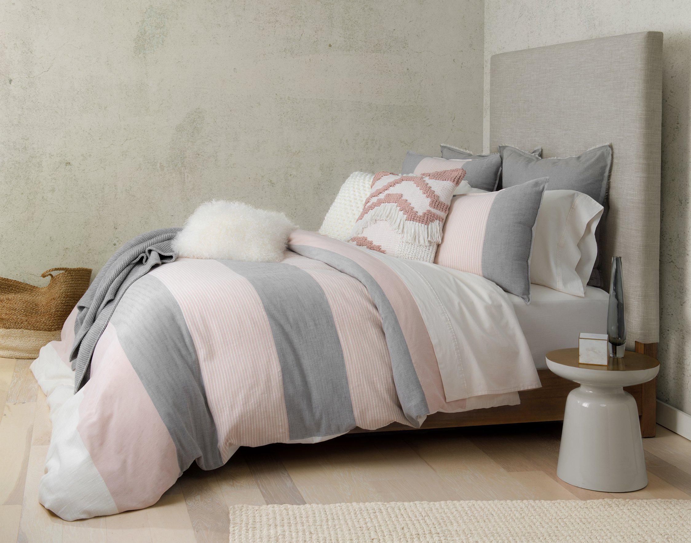 UGG_2018_BBB_Napa_CharcoalQuartz_Bed_Lif_Side.jpg