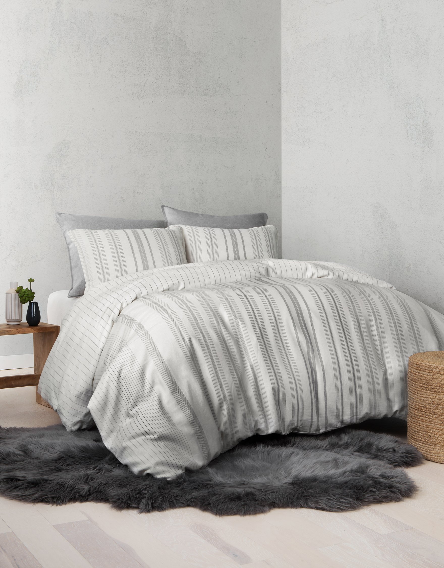 UGG_2018_BBB_Nomad_SealGrey_Bed_Lif.jpg