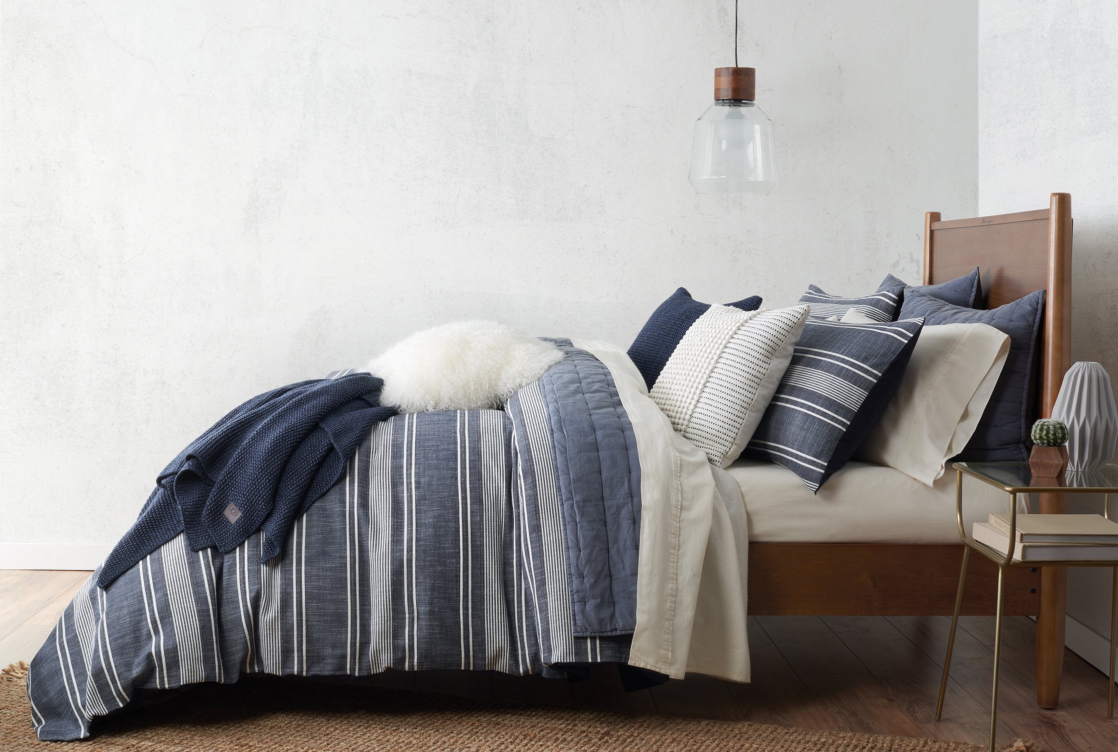 UGG_2018_BBB_Bayside_Navy_Bed_Lif_SIDE.jpg