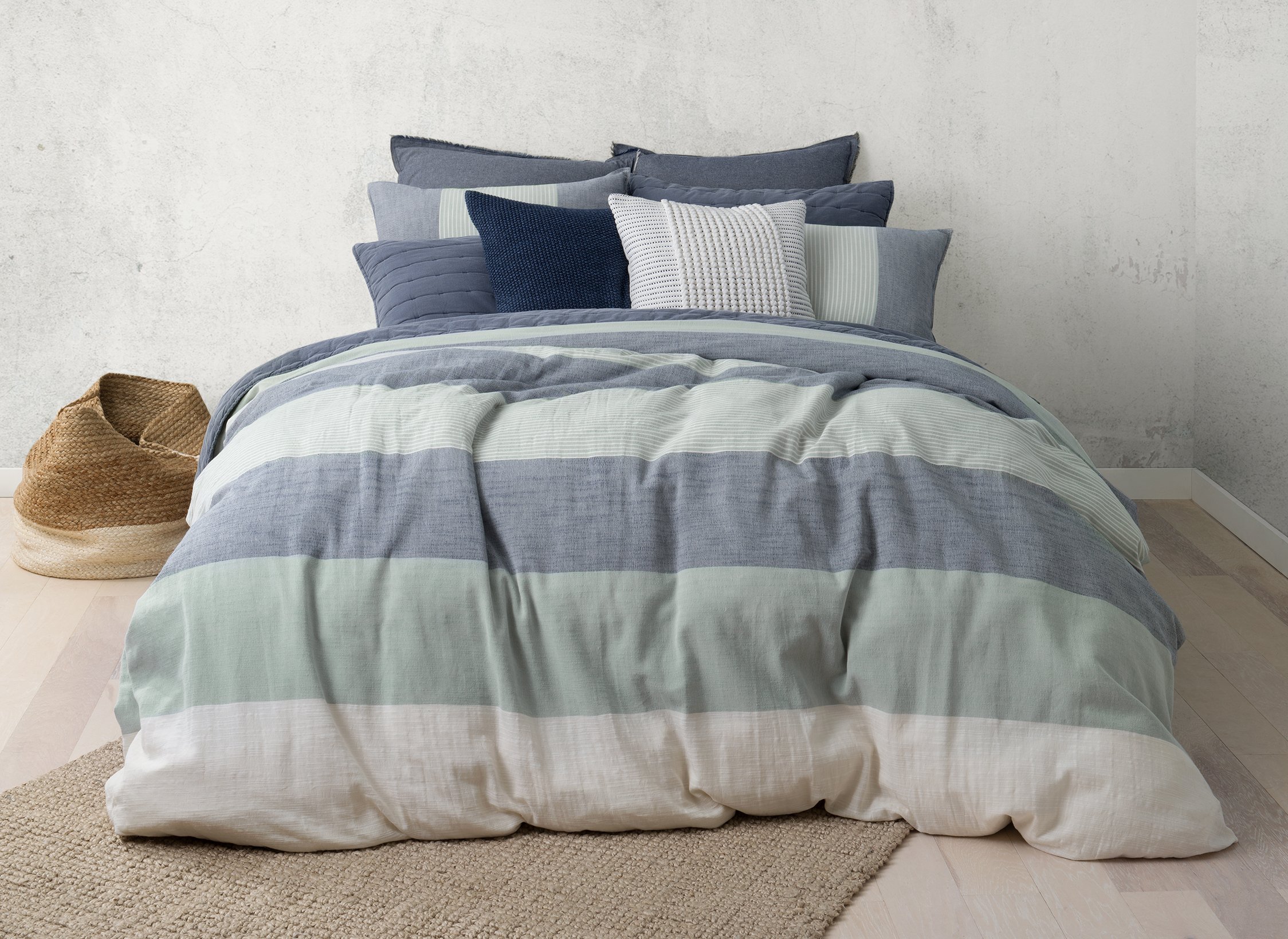 UGG_2018_BBB_Napa_NavyAgave_Bed_Lif_Front.jpg