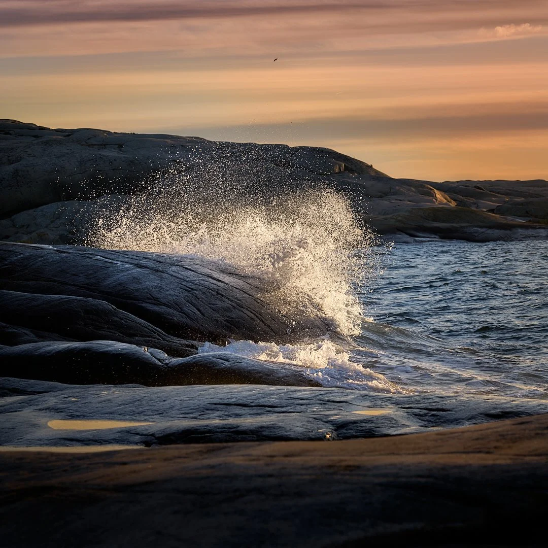 Vågor möter klippor