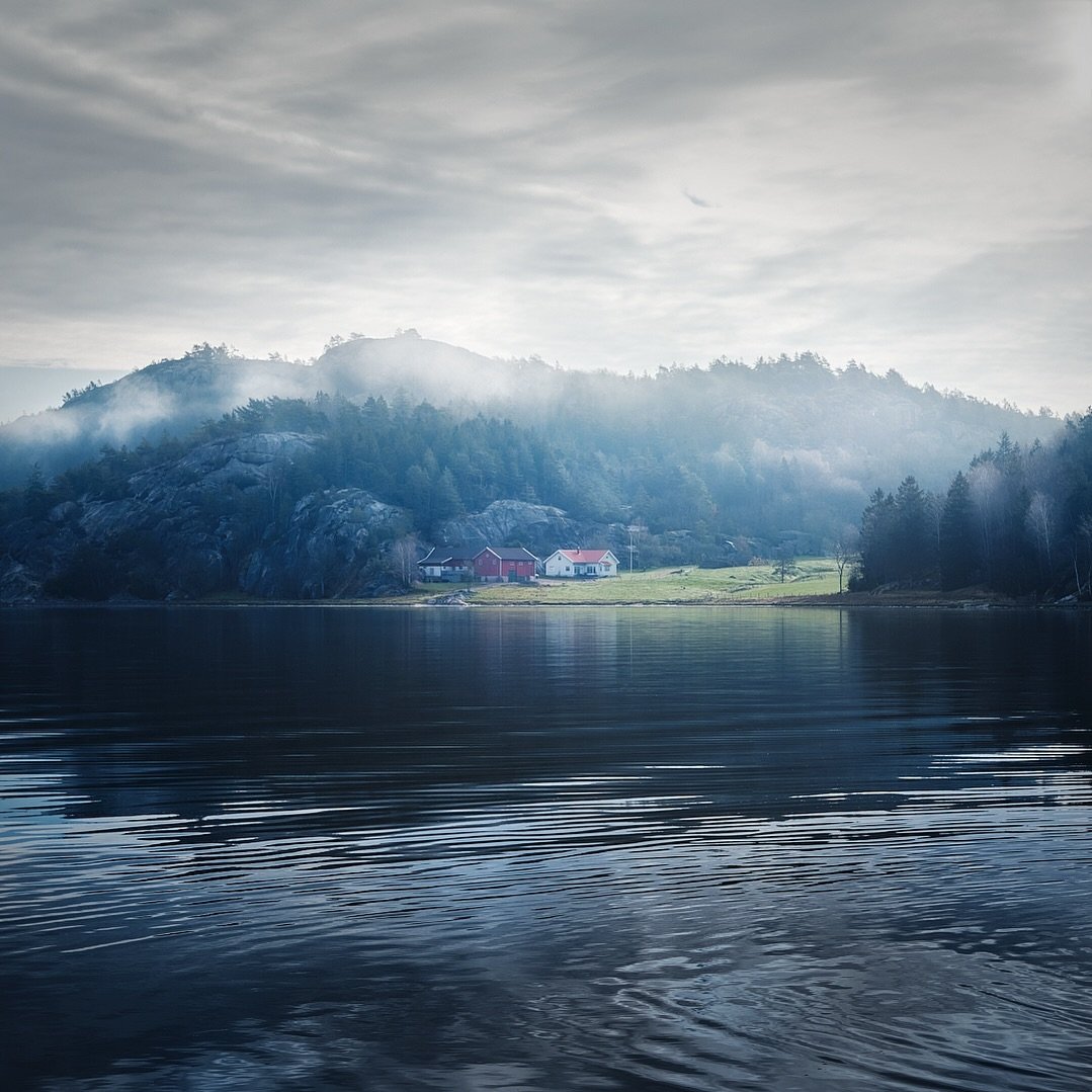 Morning at #&aring;byfjorden
.
.
.
.
#foggy #mistphotography #fogphotography #soten&auml;s #nordensark #zenscape_photography #fjordsweden #sweden_images #sweden #svenskavandringsleder #soteleden #vandringslederisverige #svenskalandskap #swedishlandsc