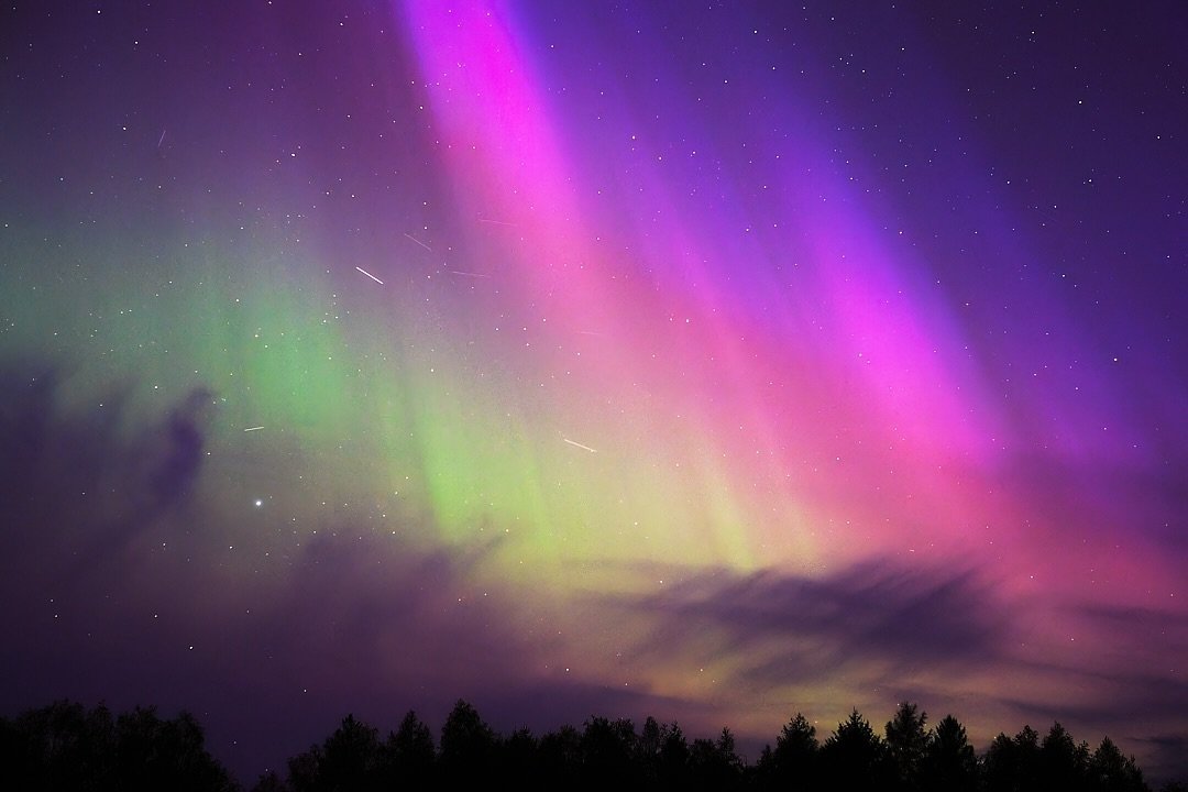 Last night the Aurora Borealis lit up the sky on the outside. 🤯🌌
.
.
.
.
.
#tossene #loves_sweden #swedenimages #soten&auml;s #zenscape_photography #sverige #norrsken #norrskensfoto #auroraborealis #auroraboreal #aurora #nightphotography #nattfoto 