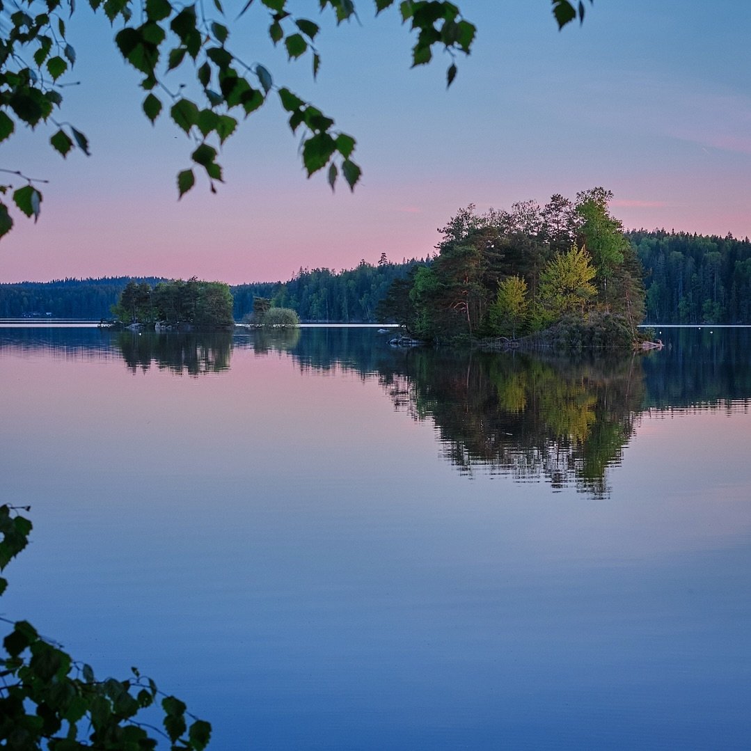 Blue hour reflections 
.
.
.
.
#bluehourphotography #bluehour #solnedg&aring;ng #visom&auml;lskarnaturen #vandringsled #vandringslederisverige #sweden #sverige #svensksommar @visomalskarnaturen #zenscape_photography #loves_sweden #sommarkv&auml;ll #s