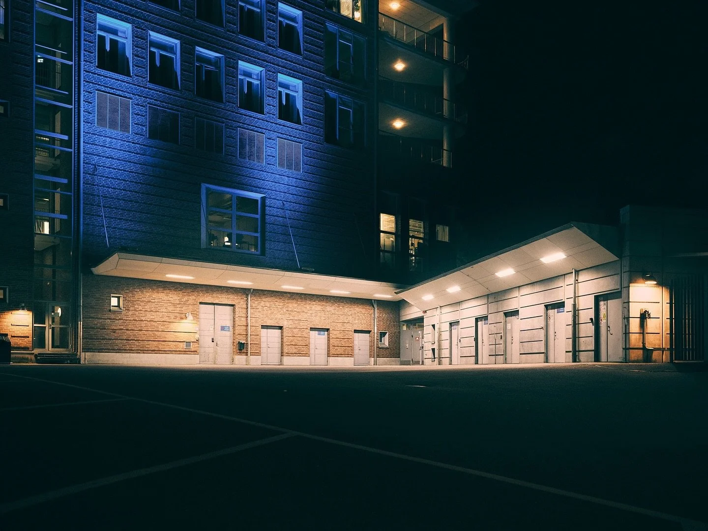 Illuminated spaces at night.
.
.
.
.
.
#cityatnight #natten #staden #parkingspaces #liminal #liminalspaces #nightphotography #nattfoto #g&ouml;teborg #zenscape_photography #lightsatnight #emptyspaces #colorsofnight #eerie #illuminated