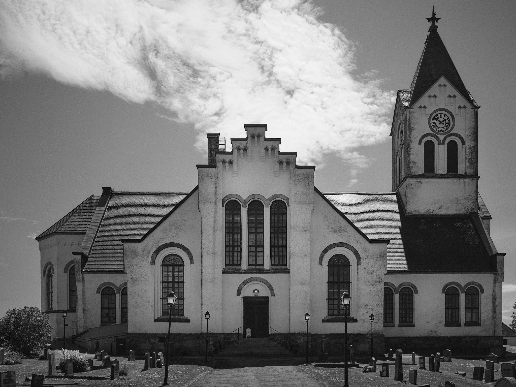 En galet stor kyrka i en väldigt liten by nära Tanum