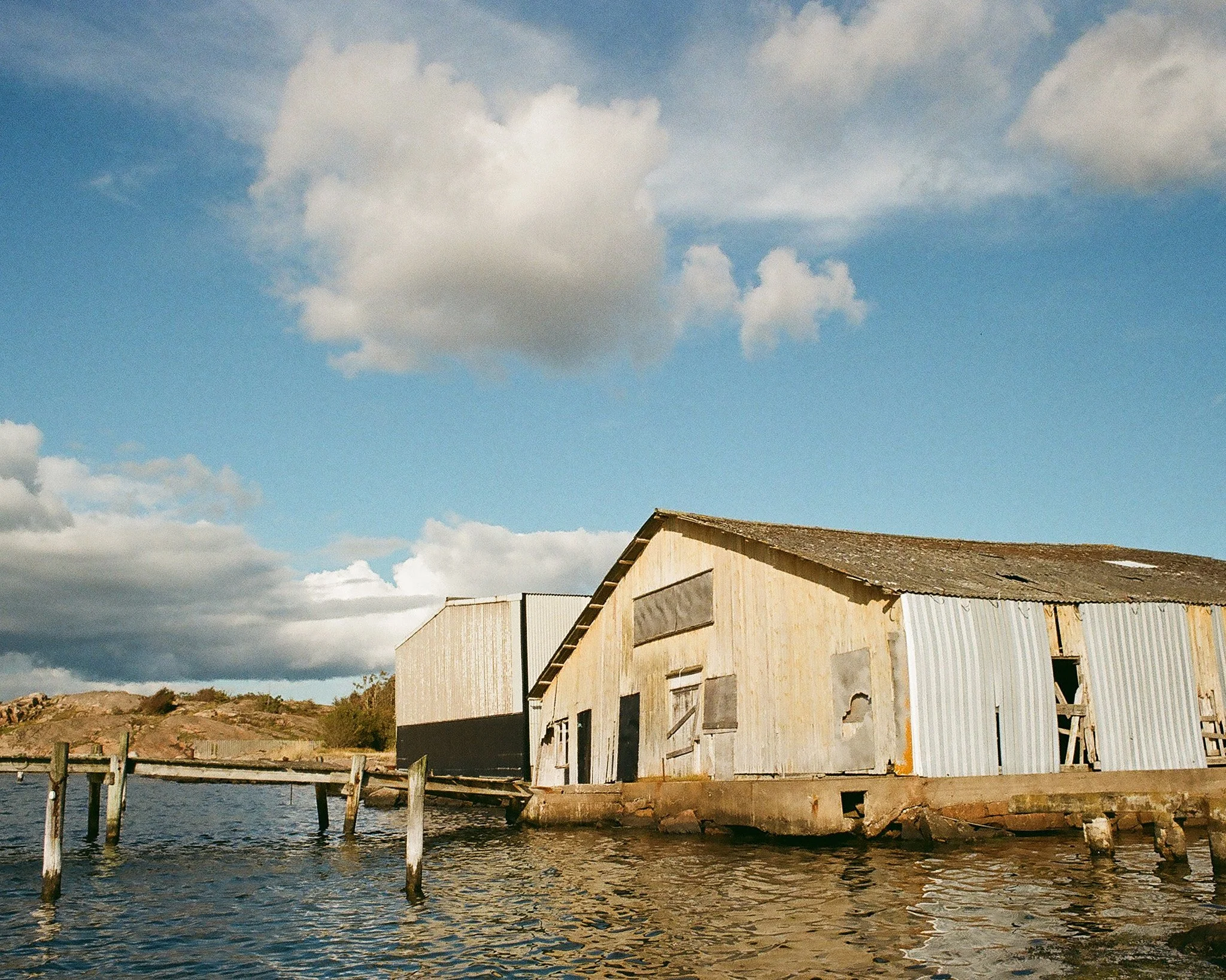 En byggnad i Bovalstrand som har sett sina bättre dagar, tagen med Kodak Gold 200
