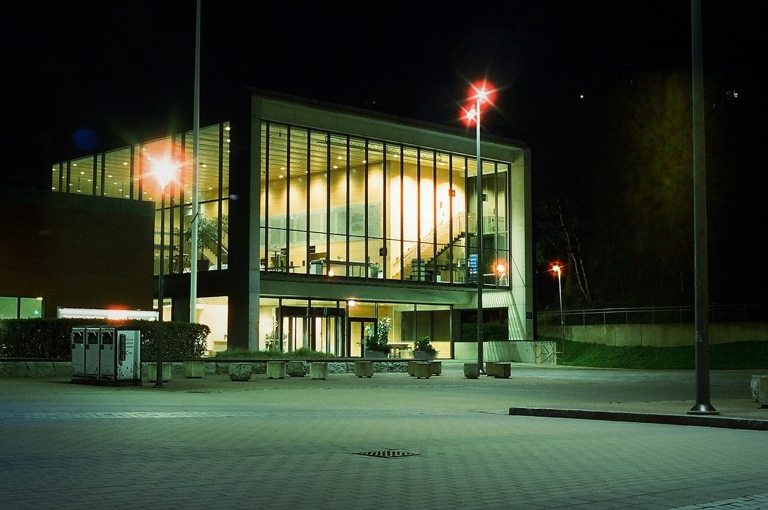More night time photos from Chalmers in Gothenburg. Shot with film on a roll of Cinestill 800T.
.
.
.
.
#35mm #35mmfilm #cinestill #cinestill800t #filmphoto #filmphotography #analogfoto #analogue #analogforever #zenscape_photography #chalmers #gothen