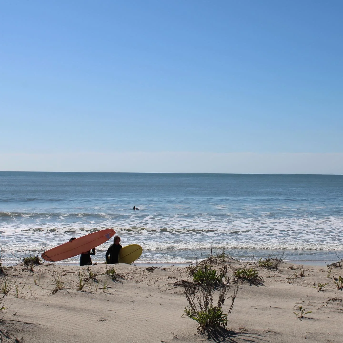 a taste of summer for May 1st&hellip; catch us chasing more sunny days, matcha, &amp; matching sets.

Support local &amp; shop @closetboutiqueavalon 
Sips from @holidayocnj 

#socialmedia #surf #summer #boutique #matcha