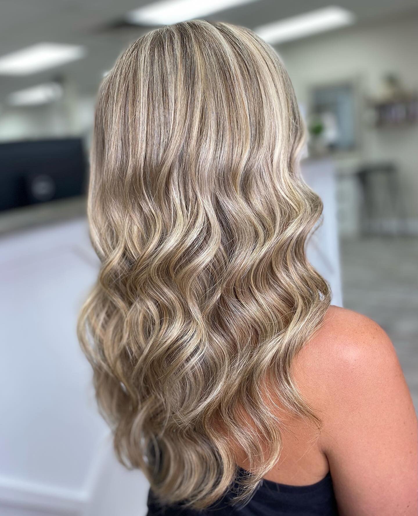 Fresh highlights &amp; lowlights by owner/stylist Shay✨

Today, Amanda asked to start prepping for her fall color with more lowlights🌿

#highlights #lowlights #kenra #amikahairproducts #saloncentric #cosmoprof #beachwaves #lehighvalleyhair #hairitag