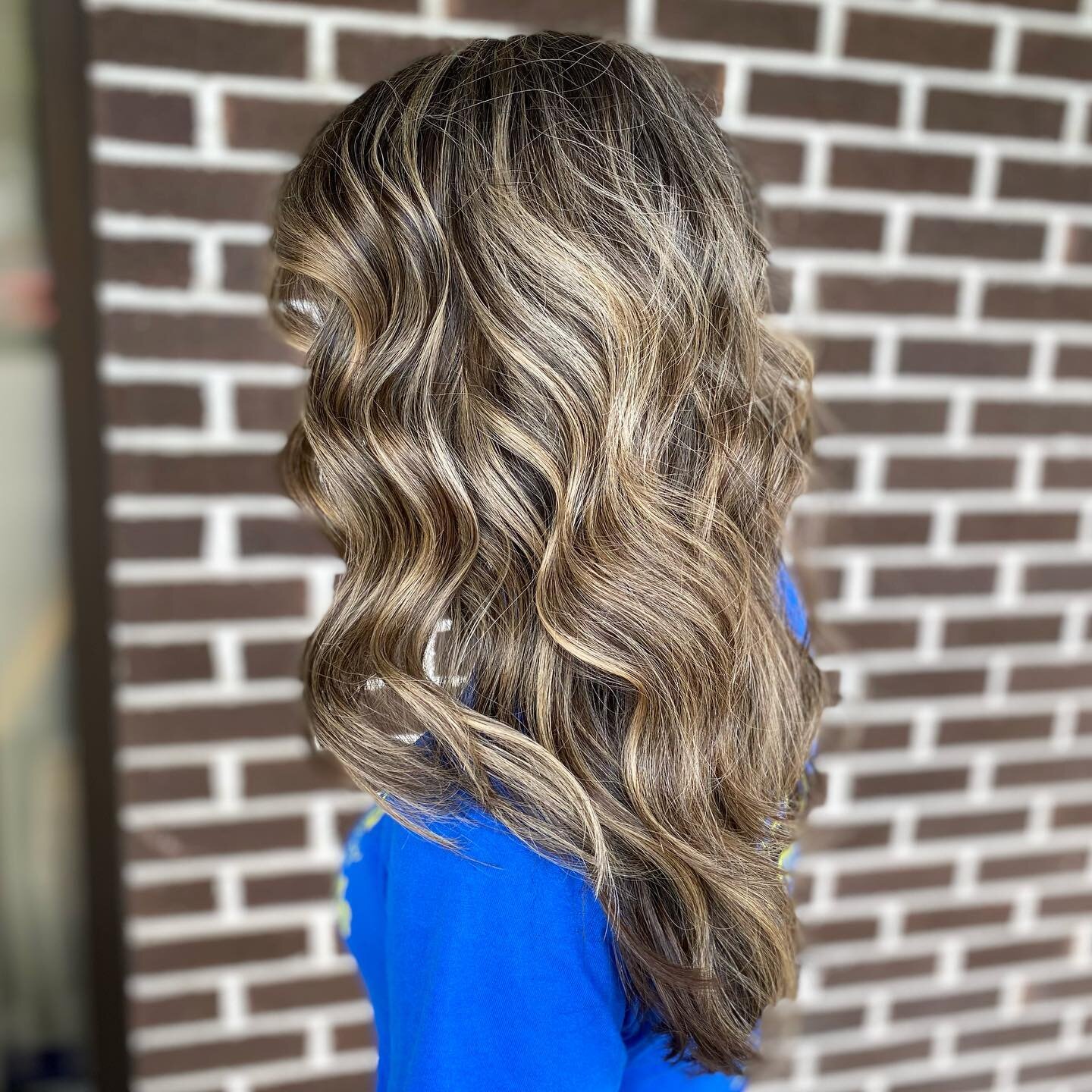 How can you have Monday Blues when your hair looks like this 💁🏼&zwj;♀️✨

Our stylist Sam delivered an amazing highlight for her client🤩

#highlights #brunettehighlight #blondehighlights #blonderthebetter #lehighvalleystylist #lehighvalleysalon #ha