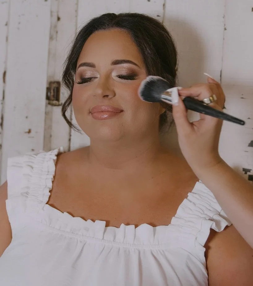 A moment for the shimmer🤌🏽✨🪩💖 @kaycutty_ @alexconversephotography 

📍Find me at @linosalon

📲Booking in-salon makeup appointments and bridal trials through the online booking link in my bio! (Bridal trials are for contracted brides only!)

💻Br