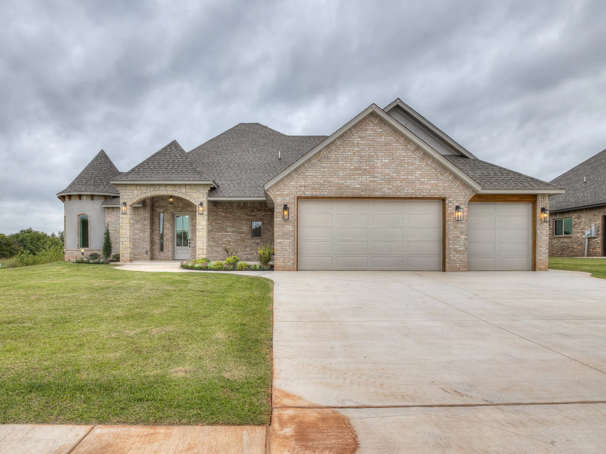 2114 W Cole Dr-2.jpg