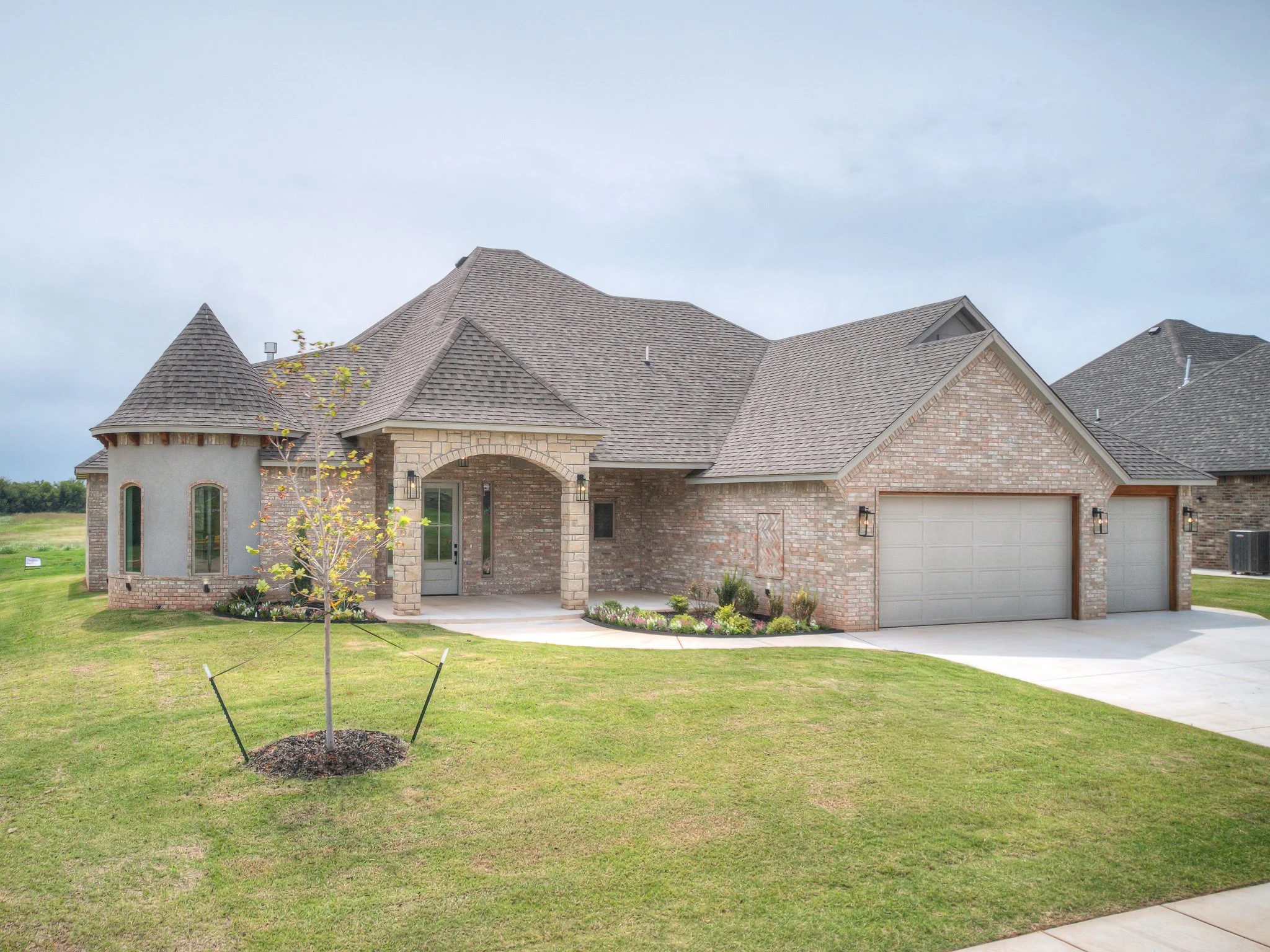 AVAILABLE - 2114 W Cole Drive, Mustang - 4 BEDS/2.5 BATH/2,454 SQFT