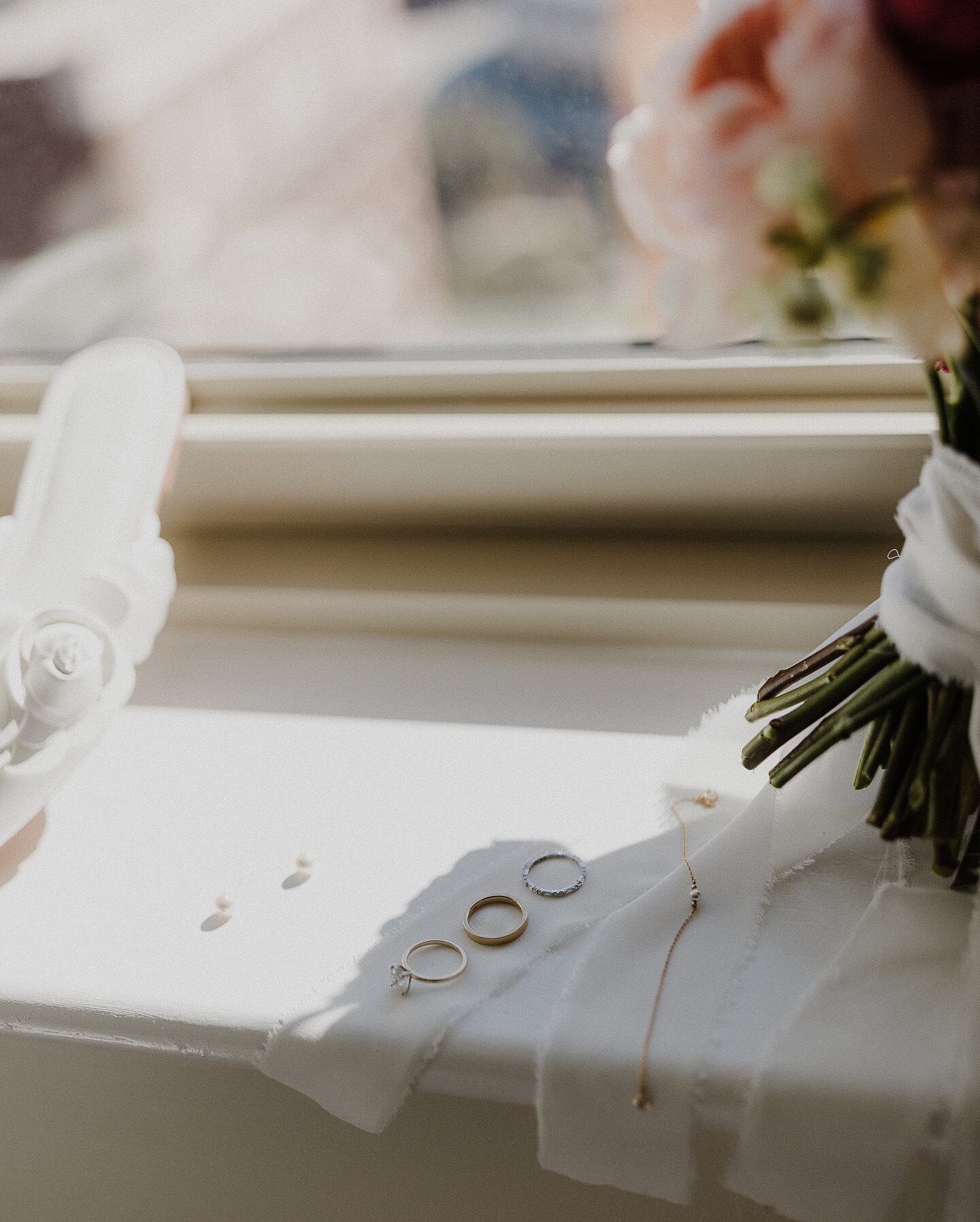 When @elisabethannephoto puts little details in the window and they have their own ✨moment✨

Thanks for letting me shoot pretty things with you always 🖤

#dfwweddings #dfwweddingphotographer #fortworthweddings #fortworthweddingphotographer #fortwort
