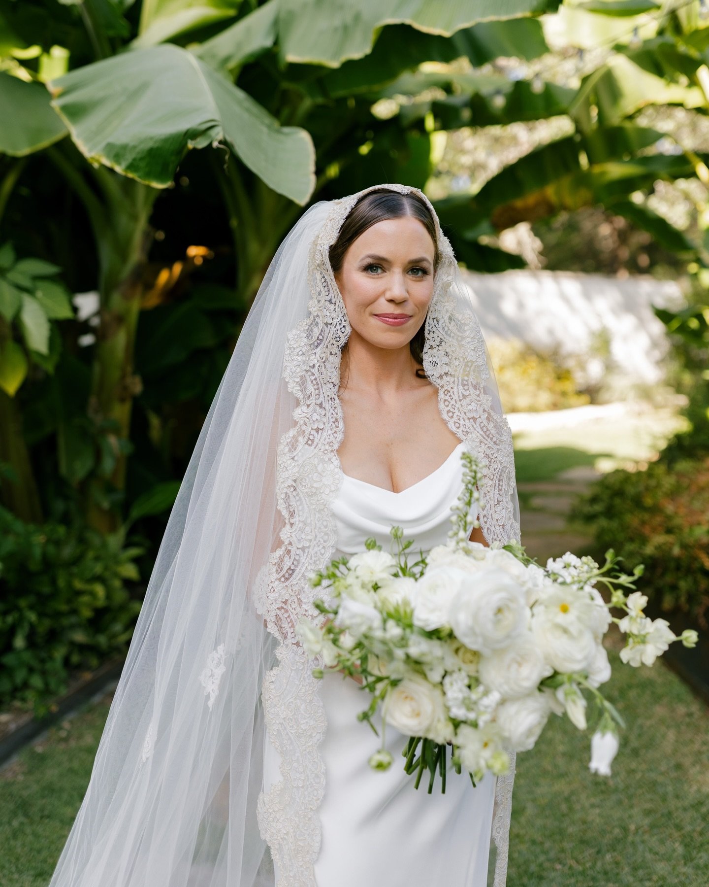Allison &amp; Kyle, October at Hummingbird House in ATX. Going to be oversharing these for the foreseeable future! 

Vendors: 
Venue: @hummingbirdhouseaustin
Beauty: @emilykay.beauty
Video: KB Films
Photo: @mayacrawfordphoto
Catering/Bar/Florals/dess