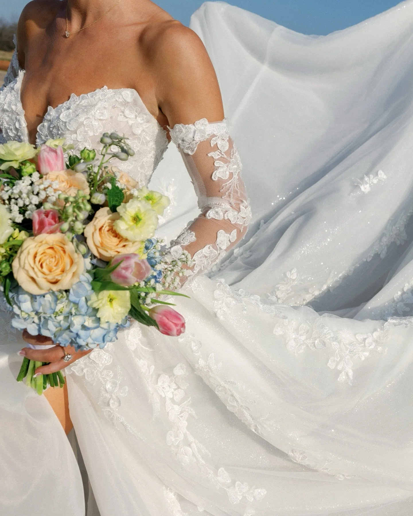 A little pre storm hit of sunshine for your feeds brought to you by Lori&rsquo;s bridal photos. We took these almost a year ago in the middle of winter but can you even tell!!!!