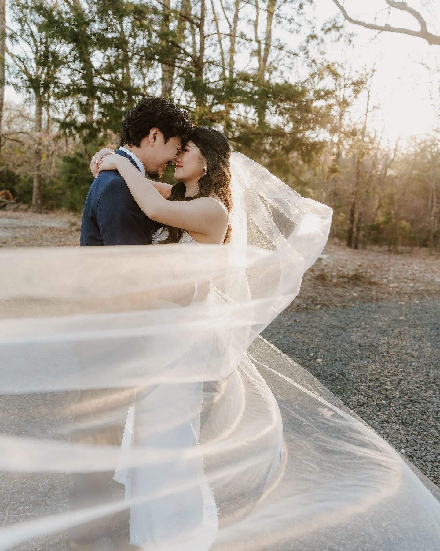 The woods at @thewhitesparrow is one of my favorite ceremony spots. The sun peaks through the trees just perfectly but keeps you and your guests shaded at the same time!!! It&rsquo;s one of those spots that always has the best lighting for portraits 