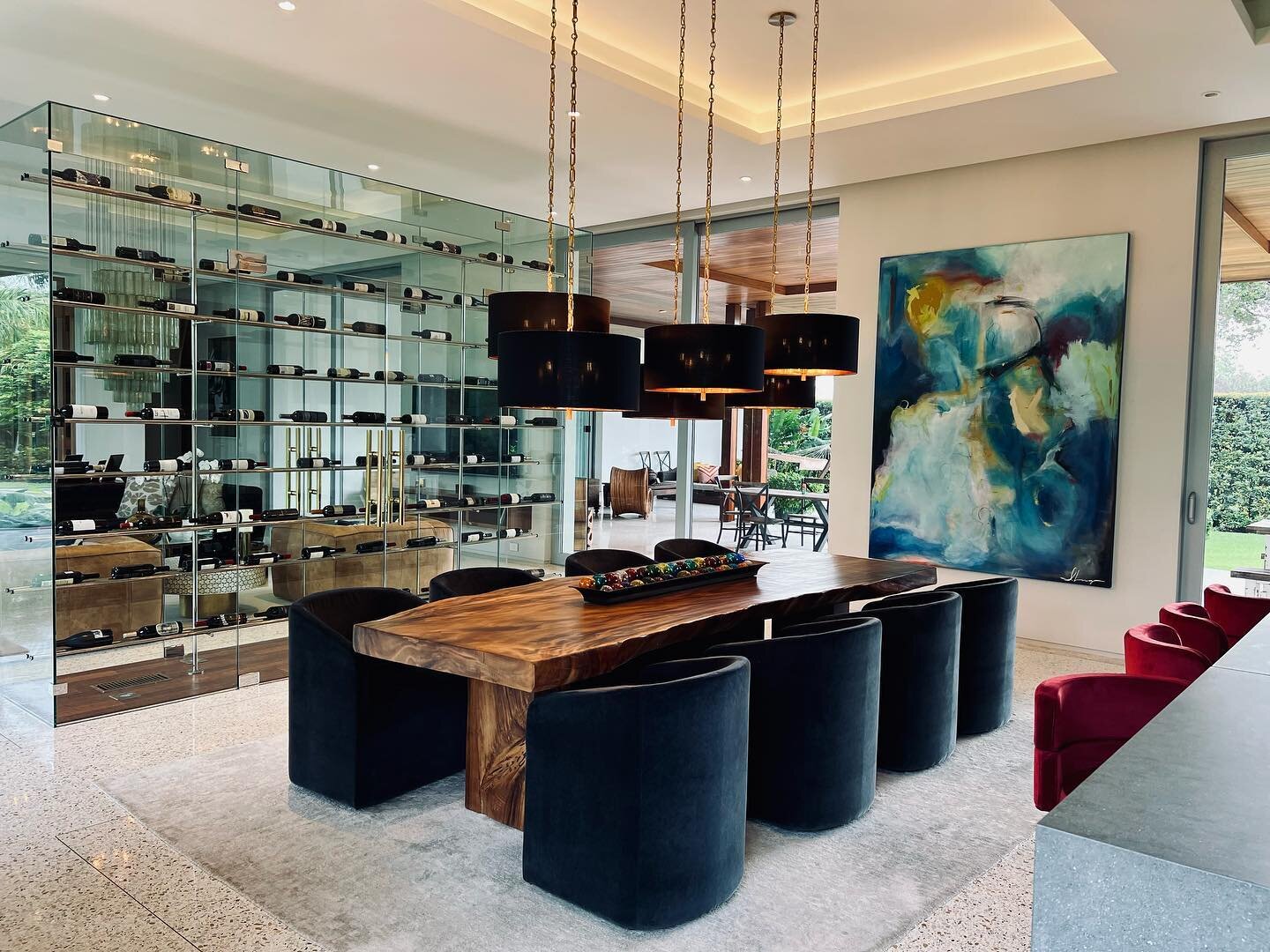 You can find this sophisticated Hollywood glam decor not only in California but also in South FL. Inspired by mid-twentieth century and Hollywood&rsquo;s golden age this design is made up of high contrast colors with over the top paired chandeliers a