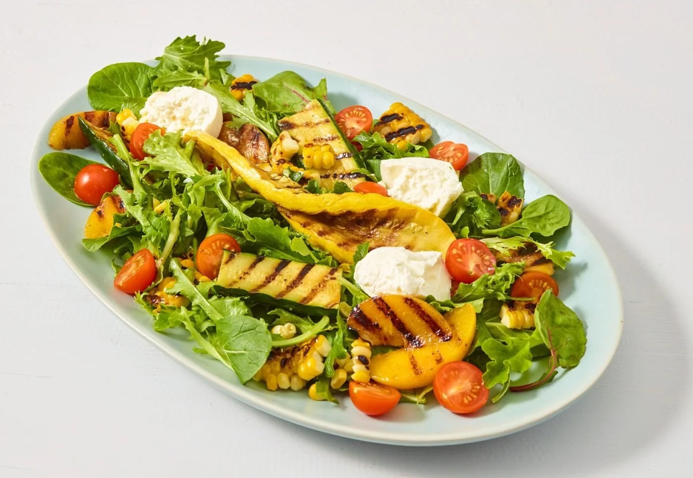 Food styling: garden salad with burrata and grilled peaches