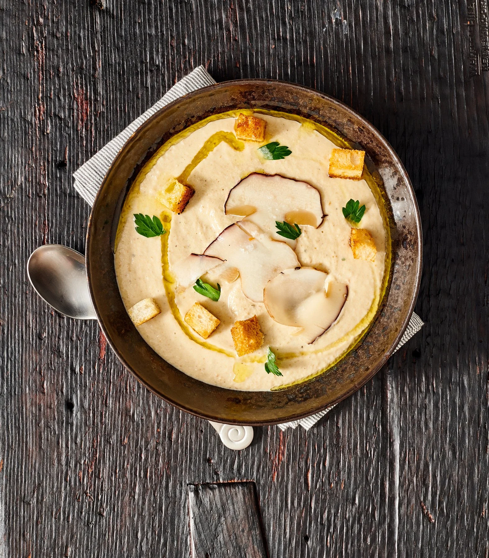 Food styling: creamy porcini mushroom soup with croutons