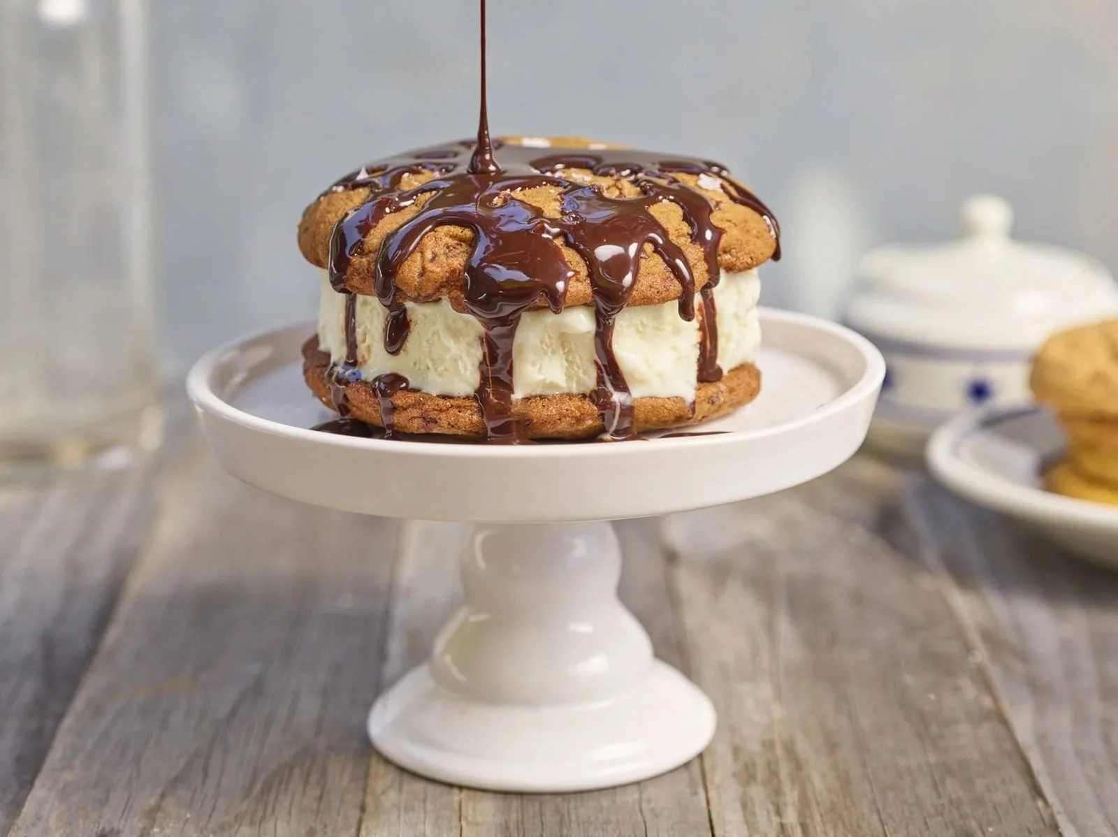 Food styling: ice cream sandwich cake with chocolate drizzle