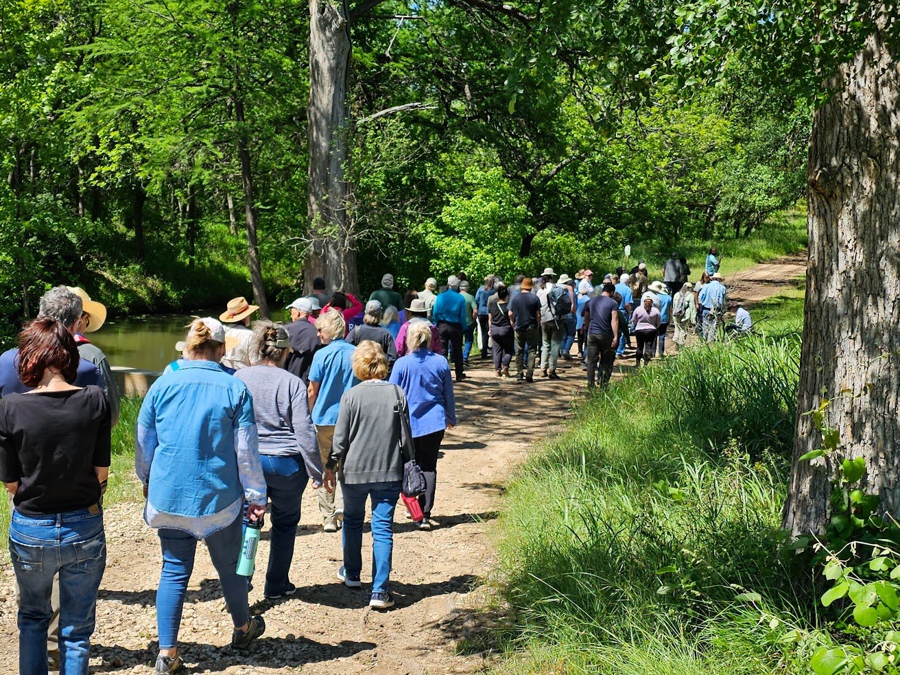 Mimi_Reunion 2023 trailwalk long group.jpg