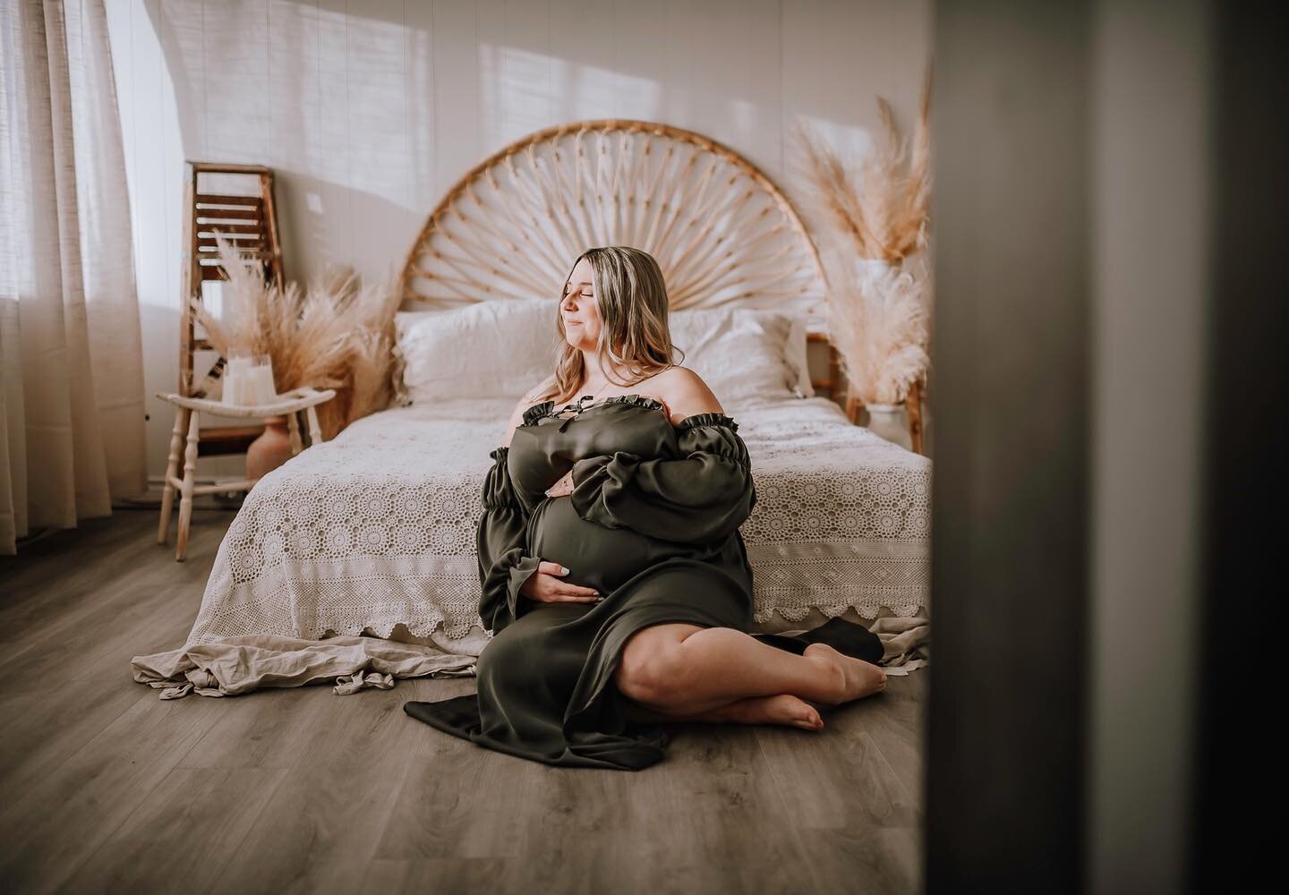 Had the most sweetest maternity session today! Isn&rsquo;t she gorgeous ?!! She is wearing one of my stunning client closets dresses! Which you have access to when you book a session with me 🤍Hope everyone is having a great Sunday! 

Babe @carlzzzdu